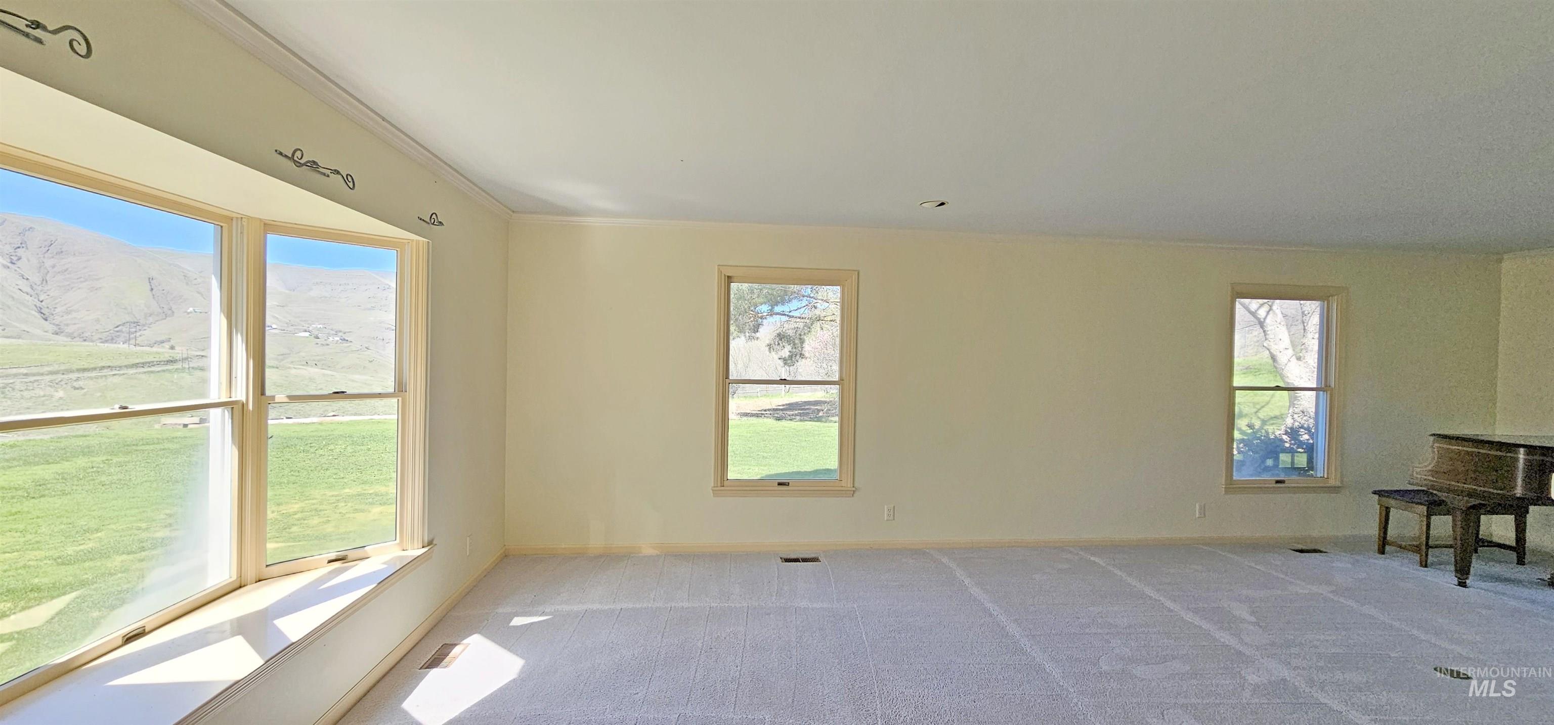 531 Silcott Road Property Photo 6