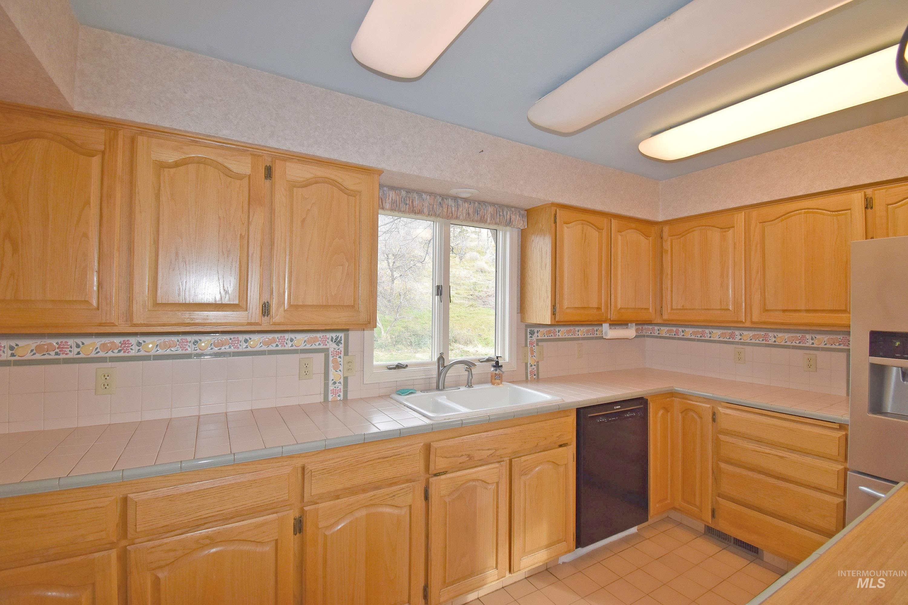 531 Silcott Road Property Photo 7
