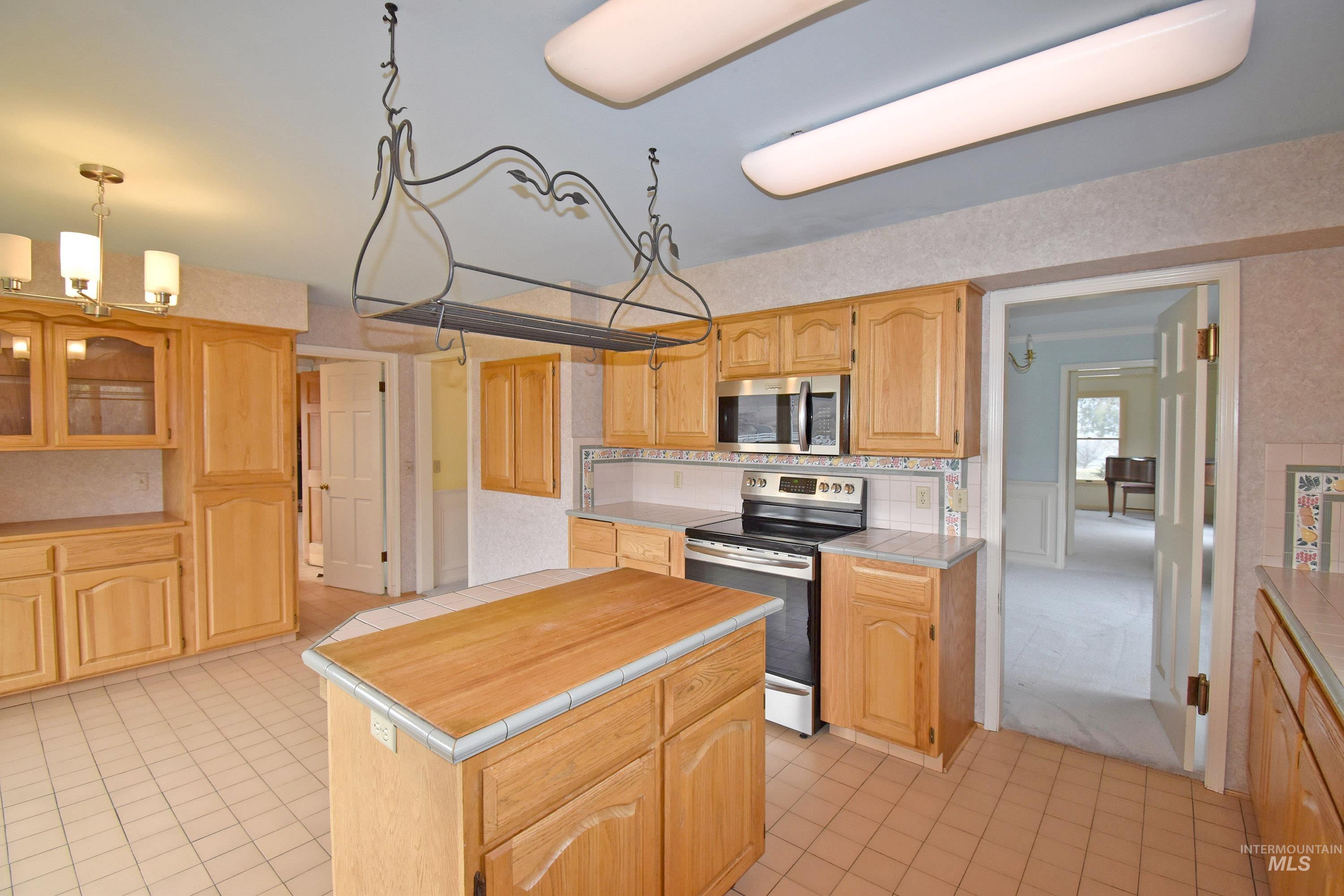 531 Silcott Road Property Photo 8