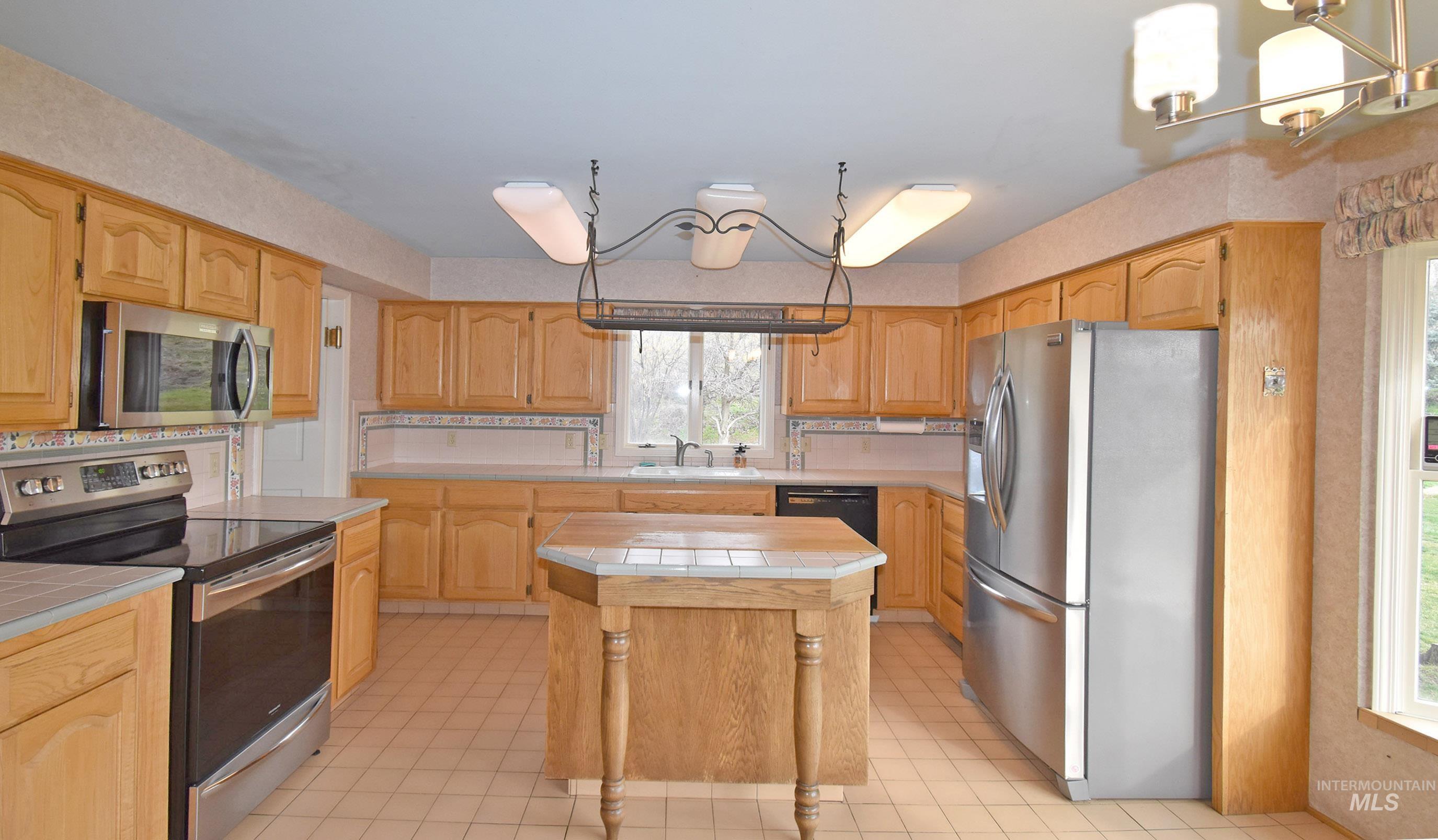 531 Silcott Road Property Photo 11