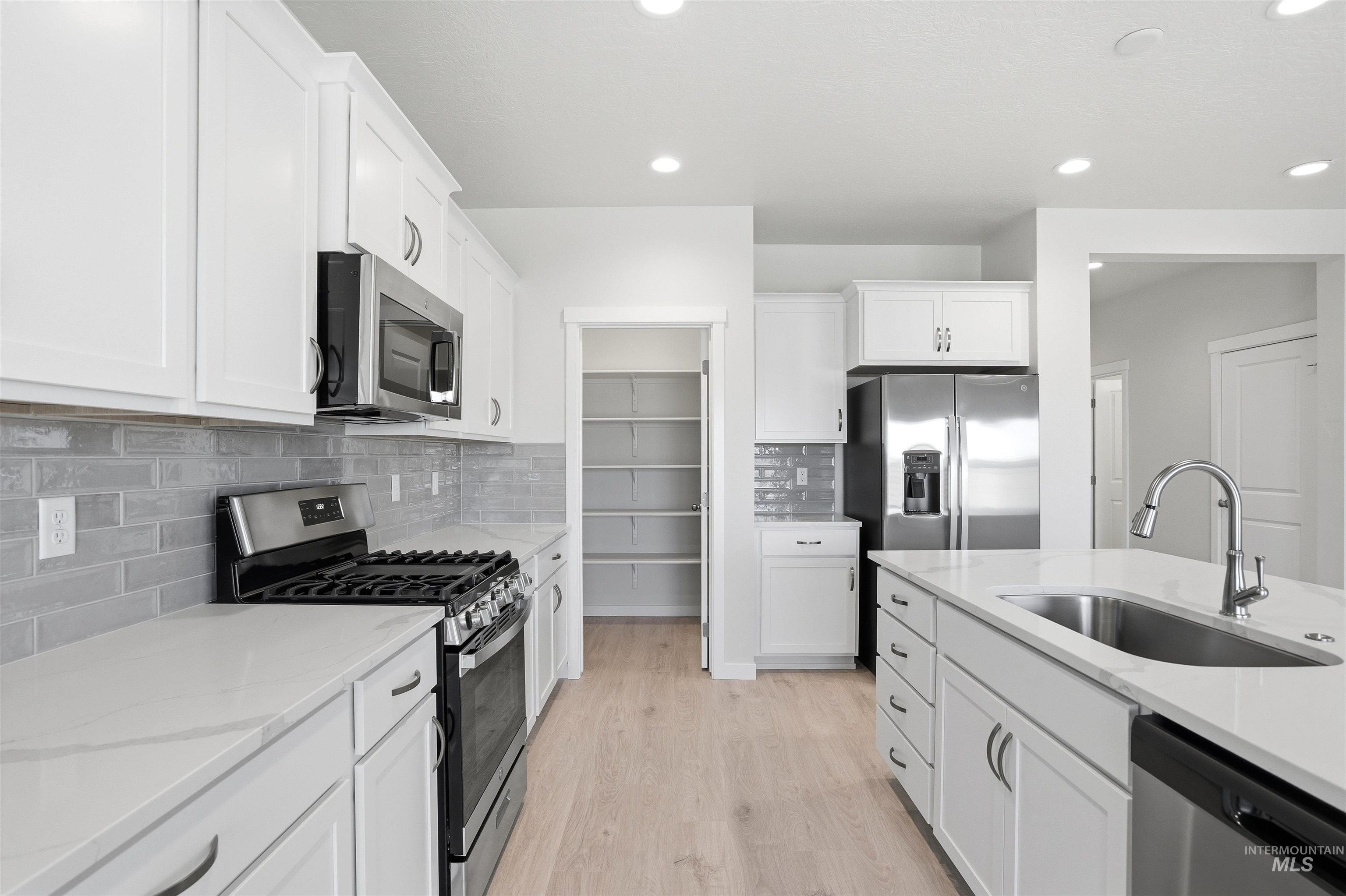 338 W Omphale St. Property Photo 6