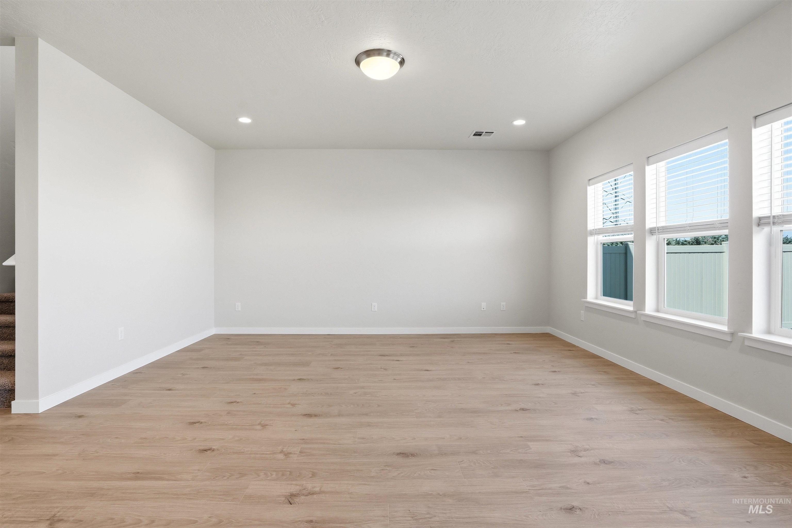 338 W Omphale St. Property Photo 12