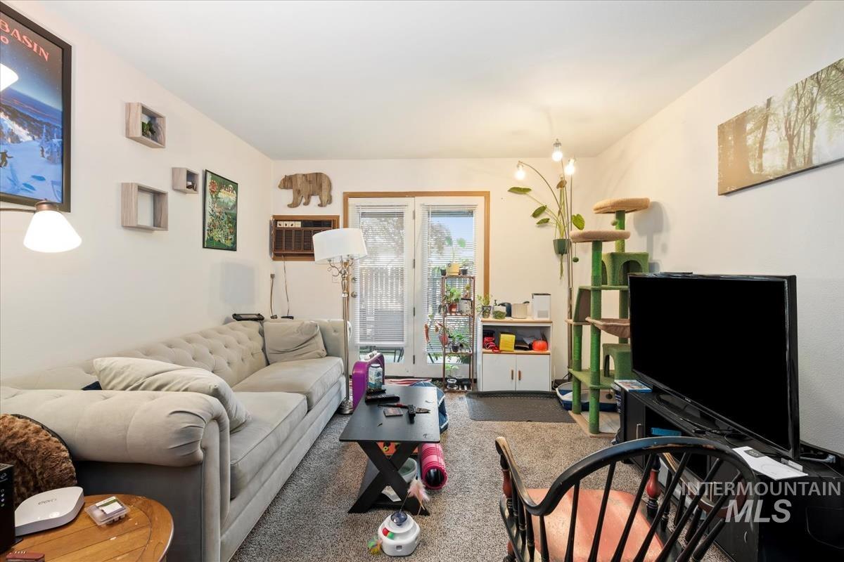 33 S Mike St Property Photo 8
