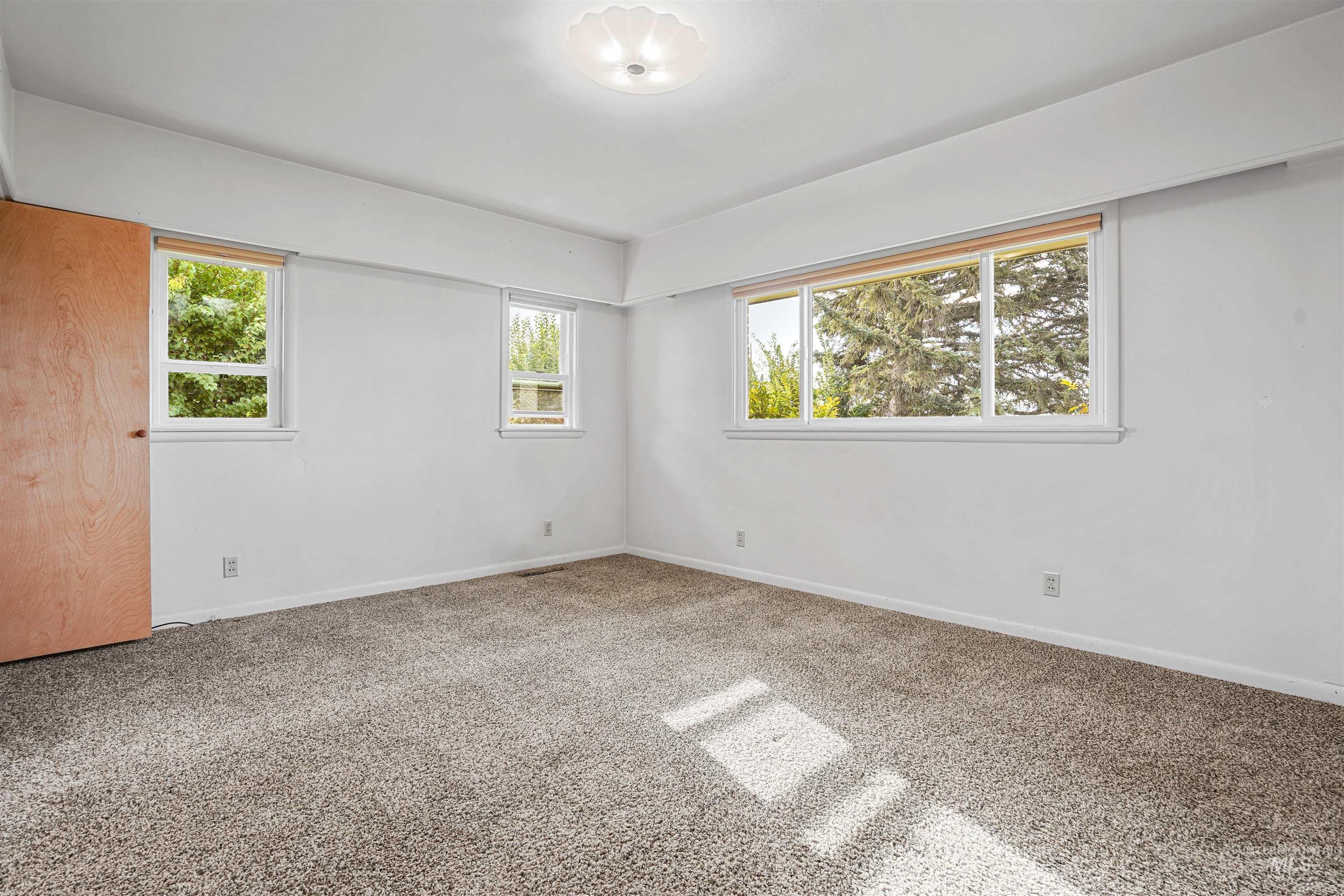 229 W 200 S Property Photo 15