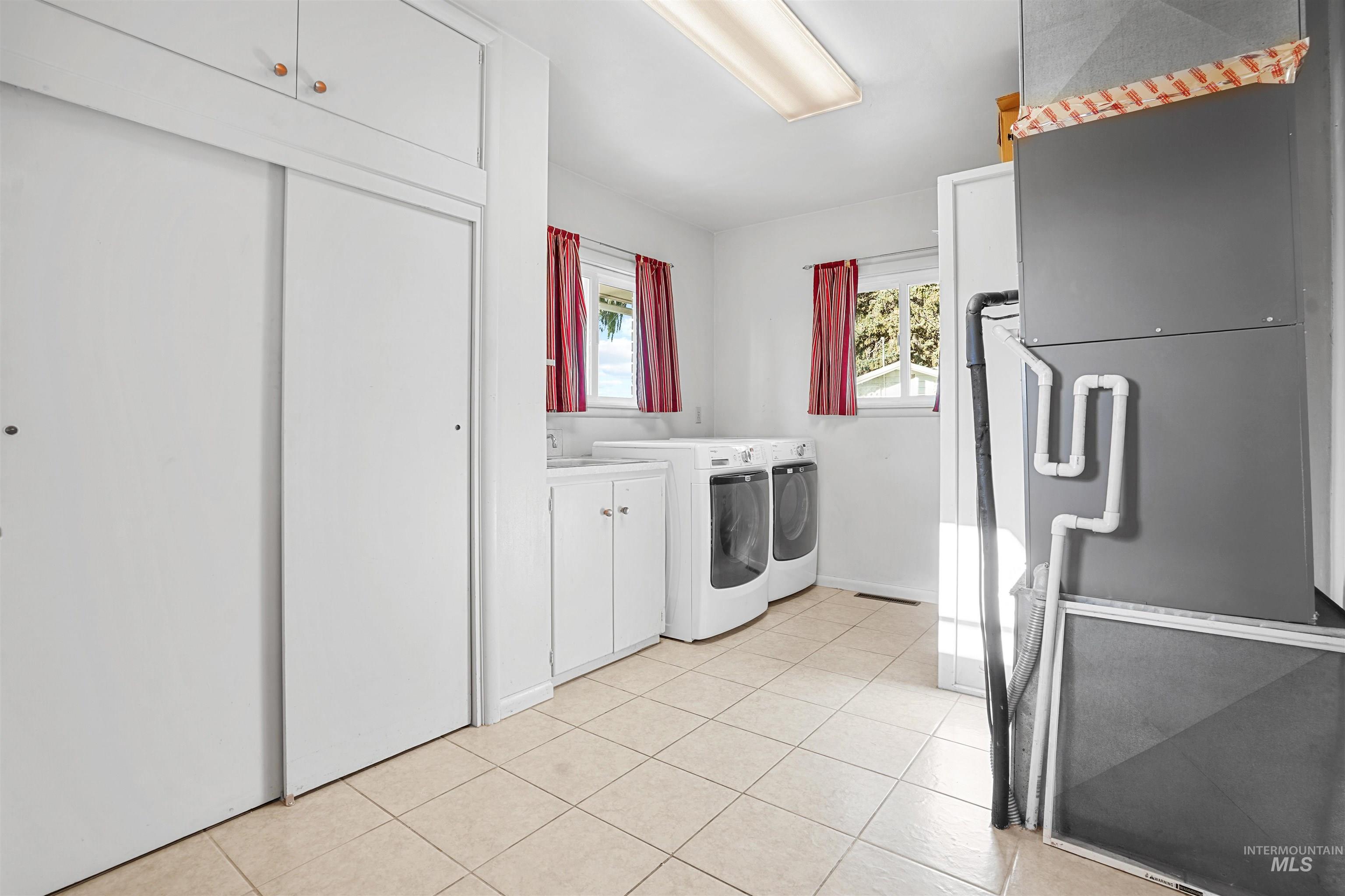 229 W 200 S Property Photo 18