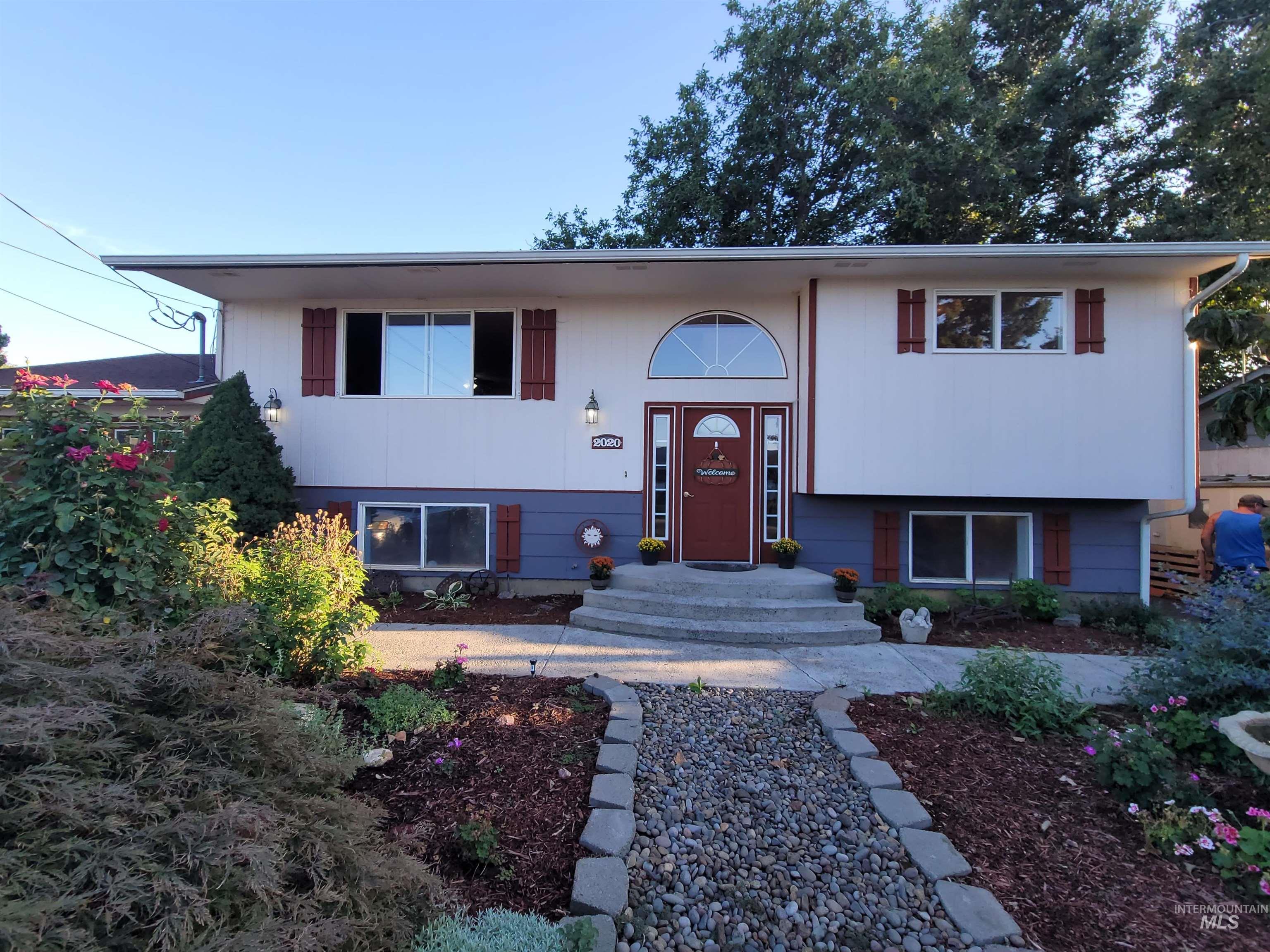 2020 Powers Ave. Property Photo 1