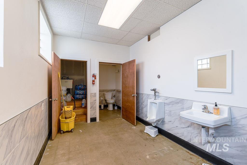 424 S Main St Property Photo 17