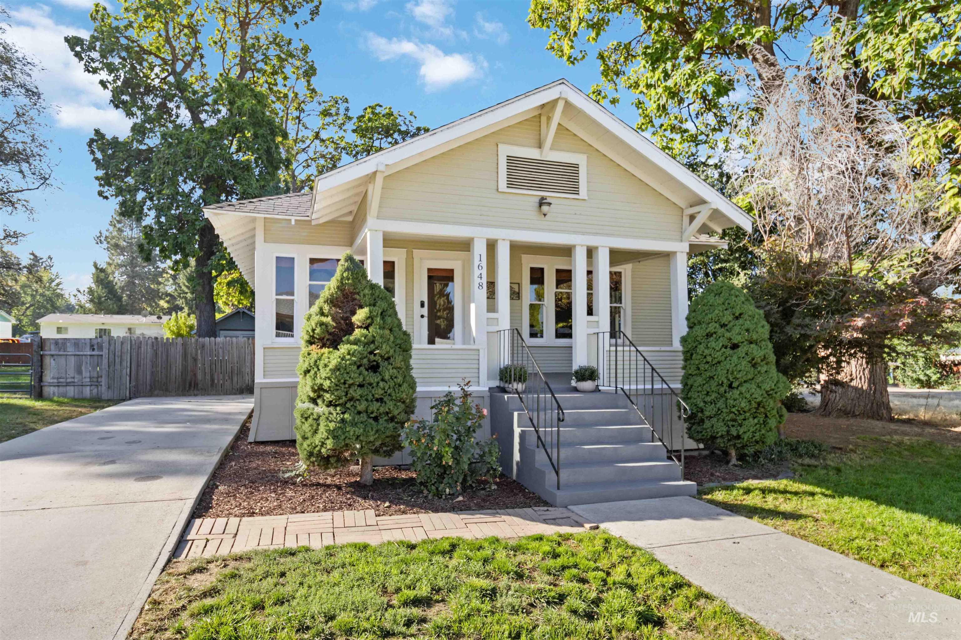 1648 Center Ave Property Photo 1