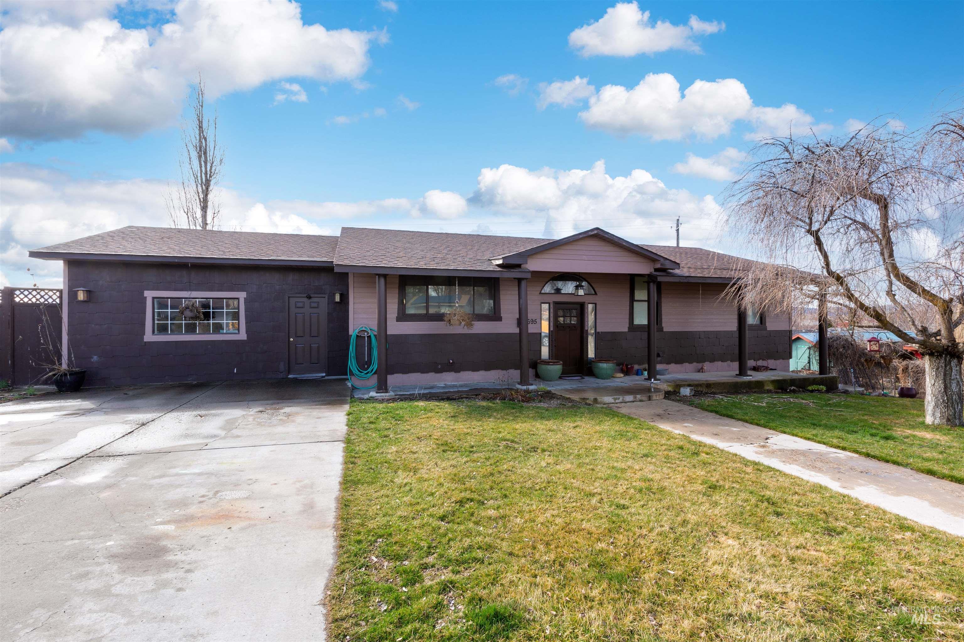 695 Totem Dr Property Photo 1