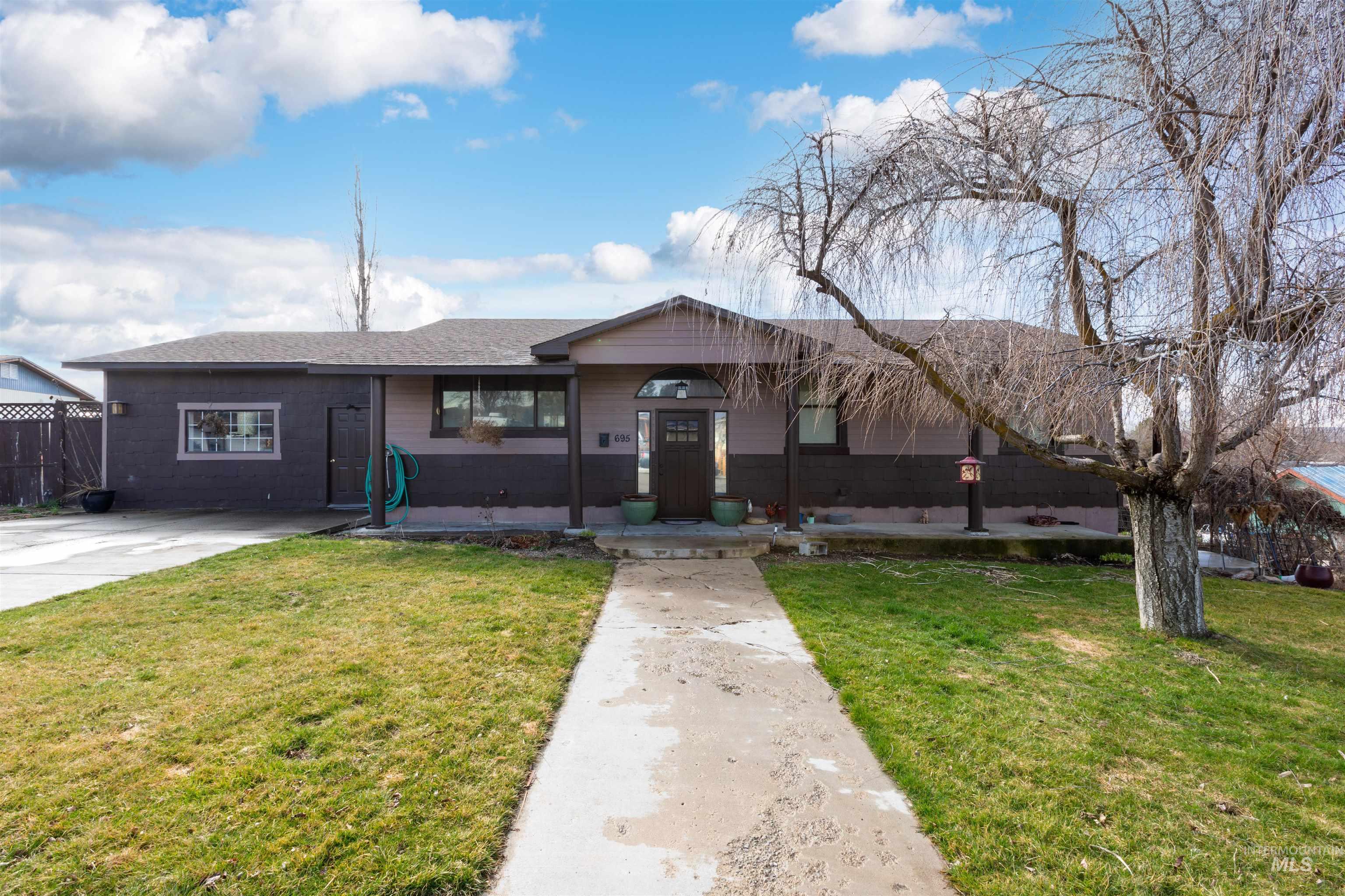 695 Totem Dr Property Photo 2