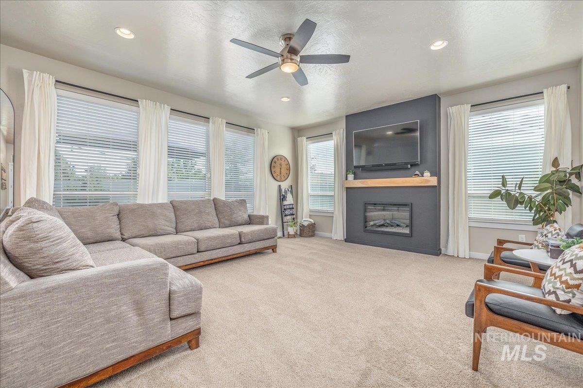 1890 S Cobble Ave. Property Photo 1