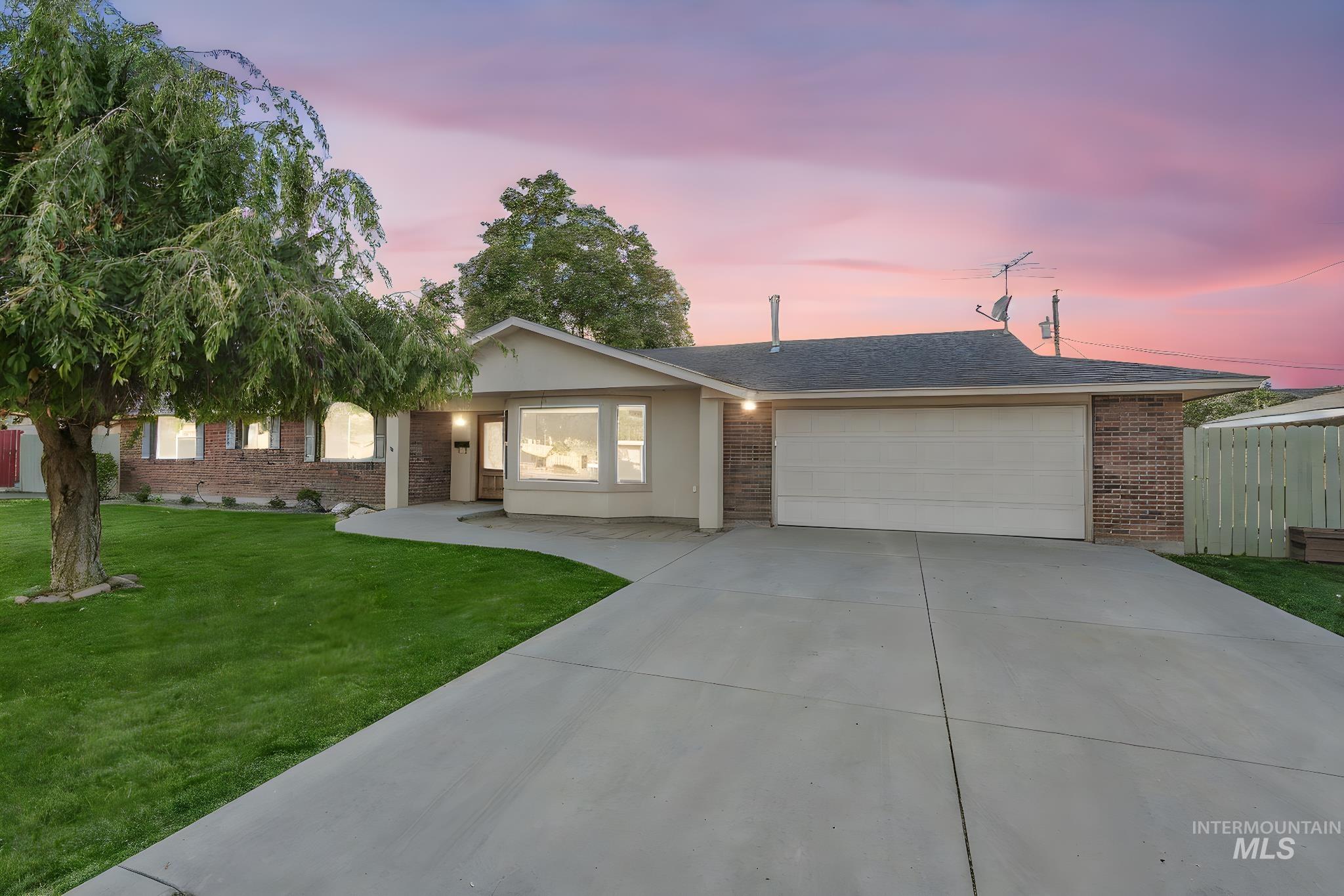 2210 Arlington Ave Property Photo 1