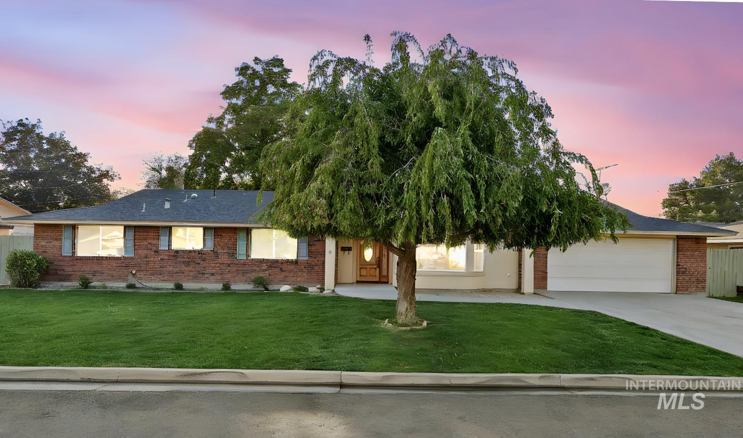 2210 Arlington Ave Property Photo 2