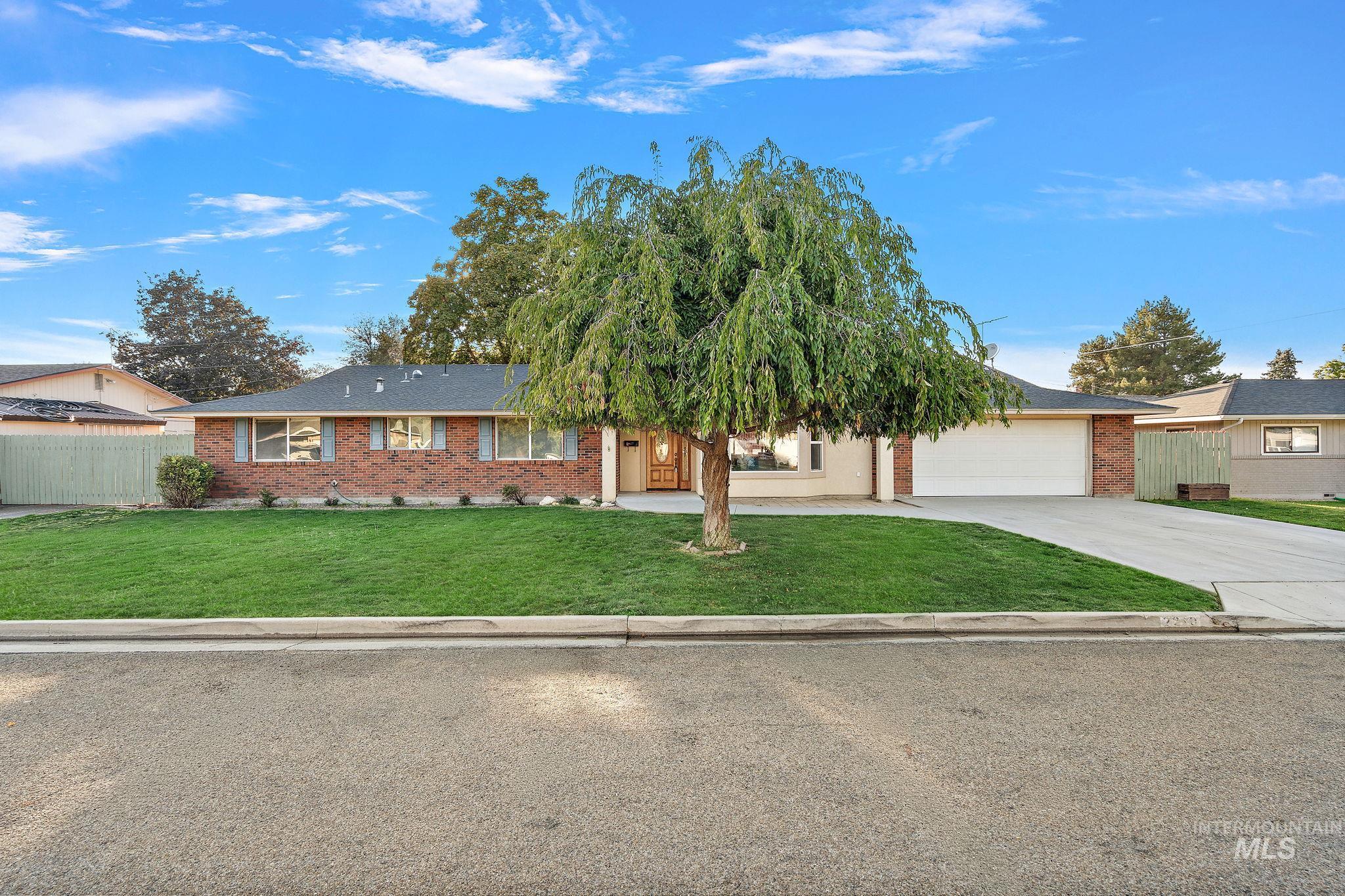 2210 Arlington Ave Property Photo 3