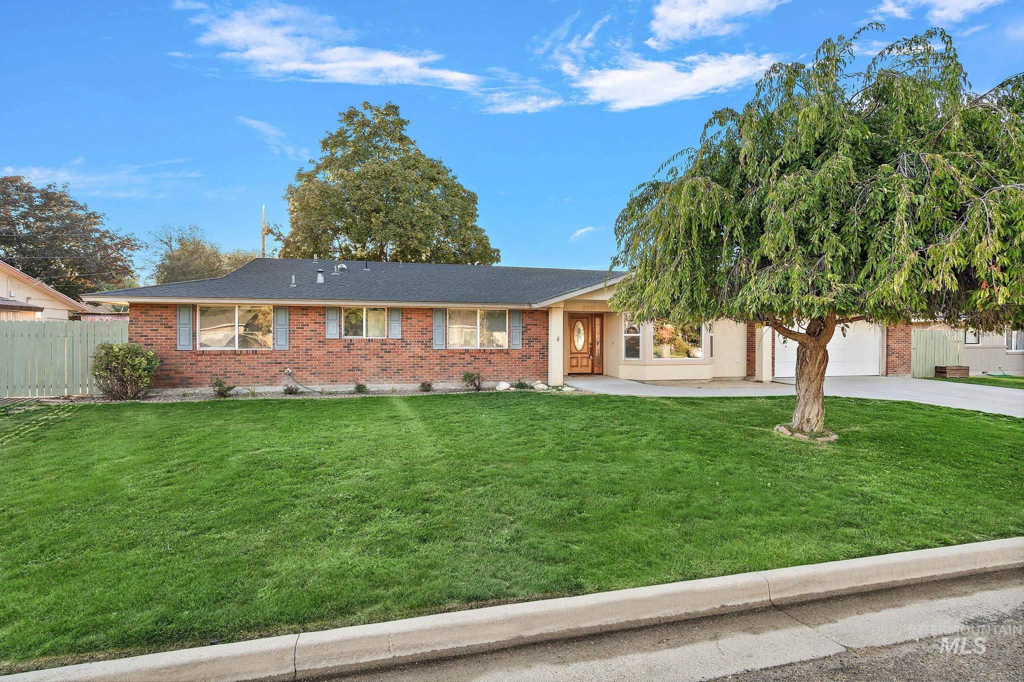 2210 Arlington Ave Property Photo 4