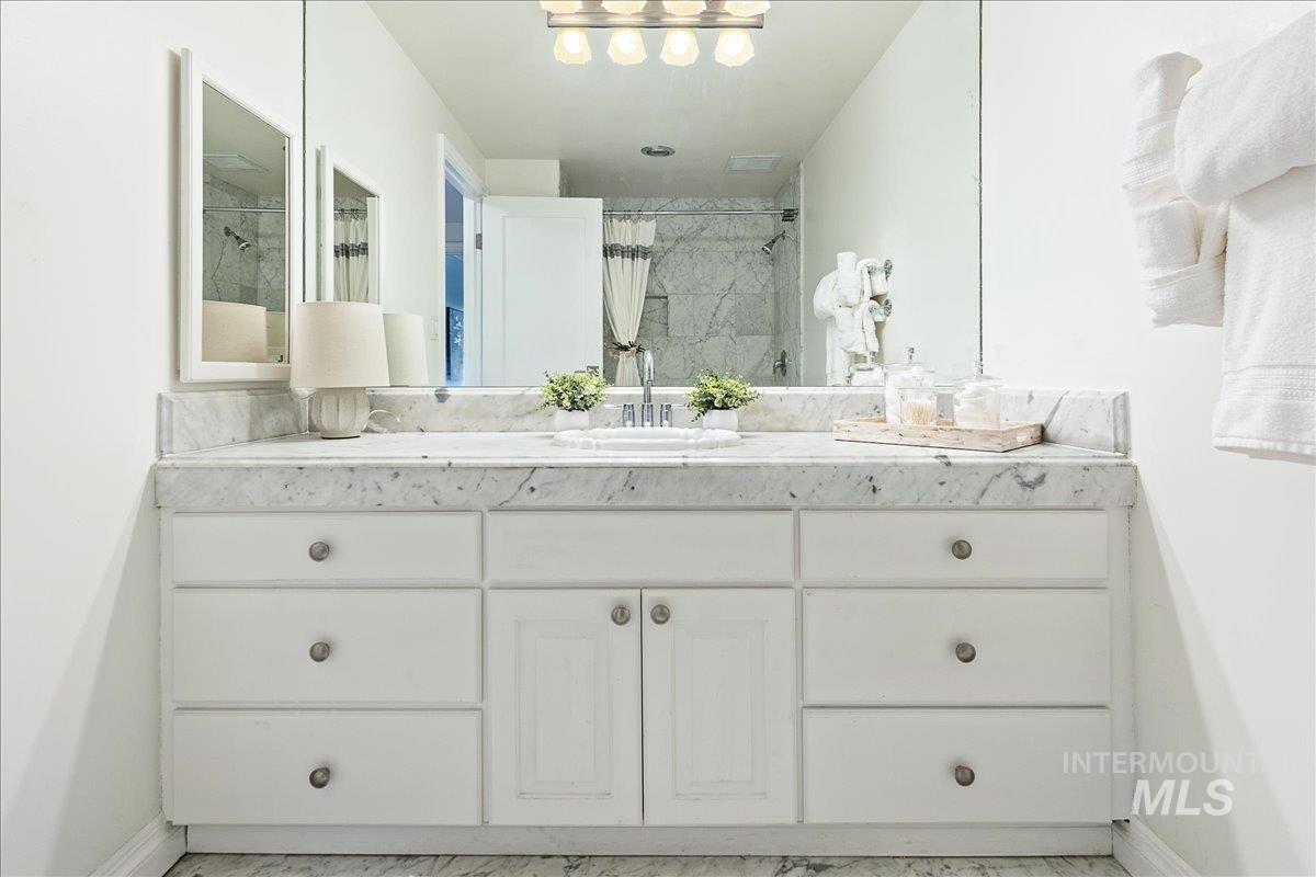 200 N 3rd Property Photo 19