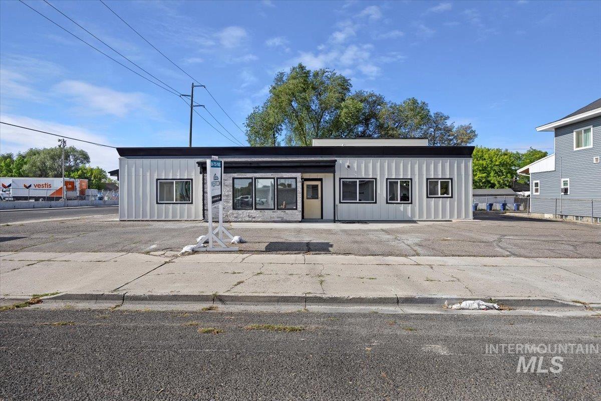 507 Main Ave W Property Photo 1