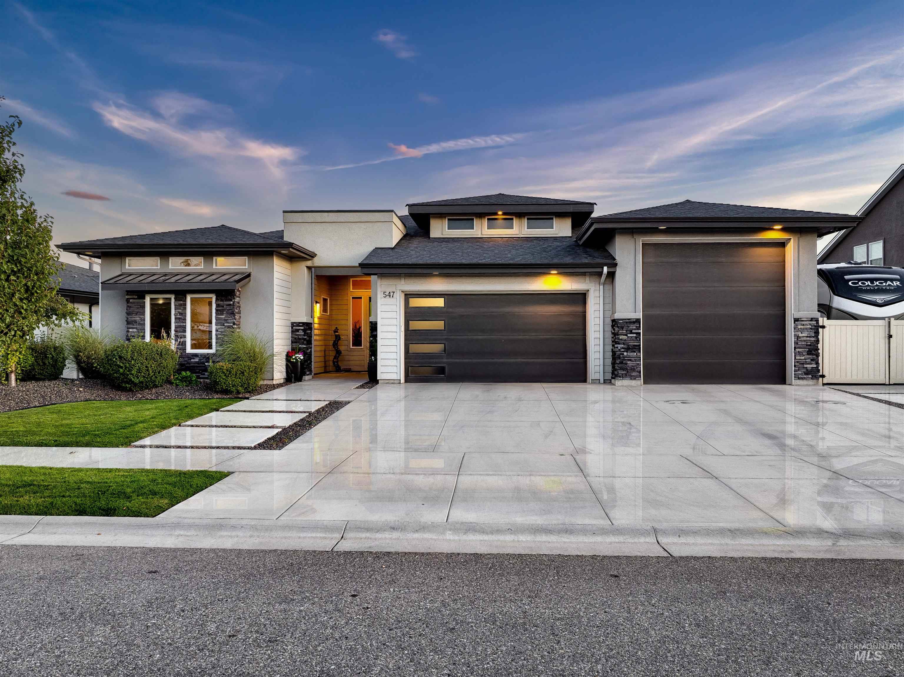 547 W. Oak Springs Dr. Property Photo 1