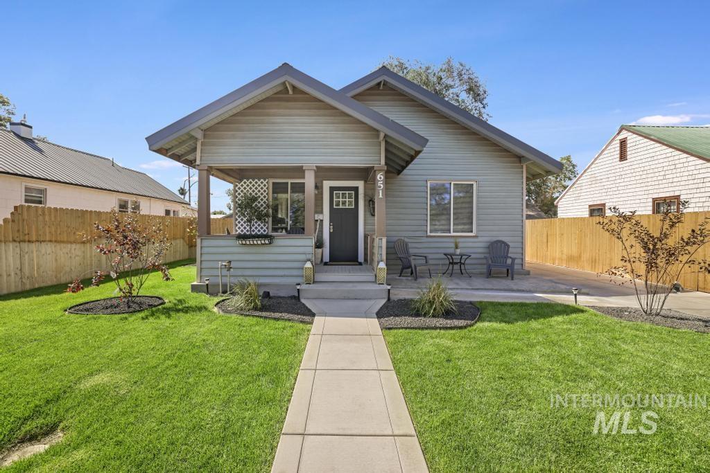 651 2nd Ave W Property Photo 1