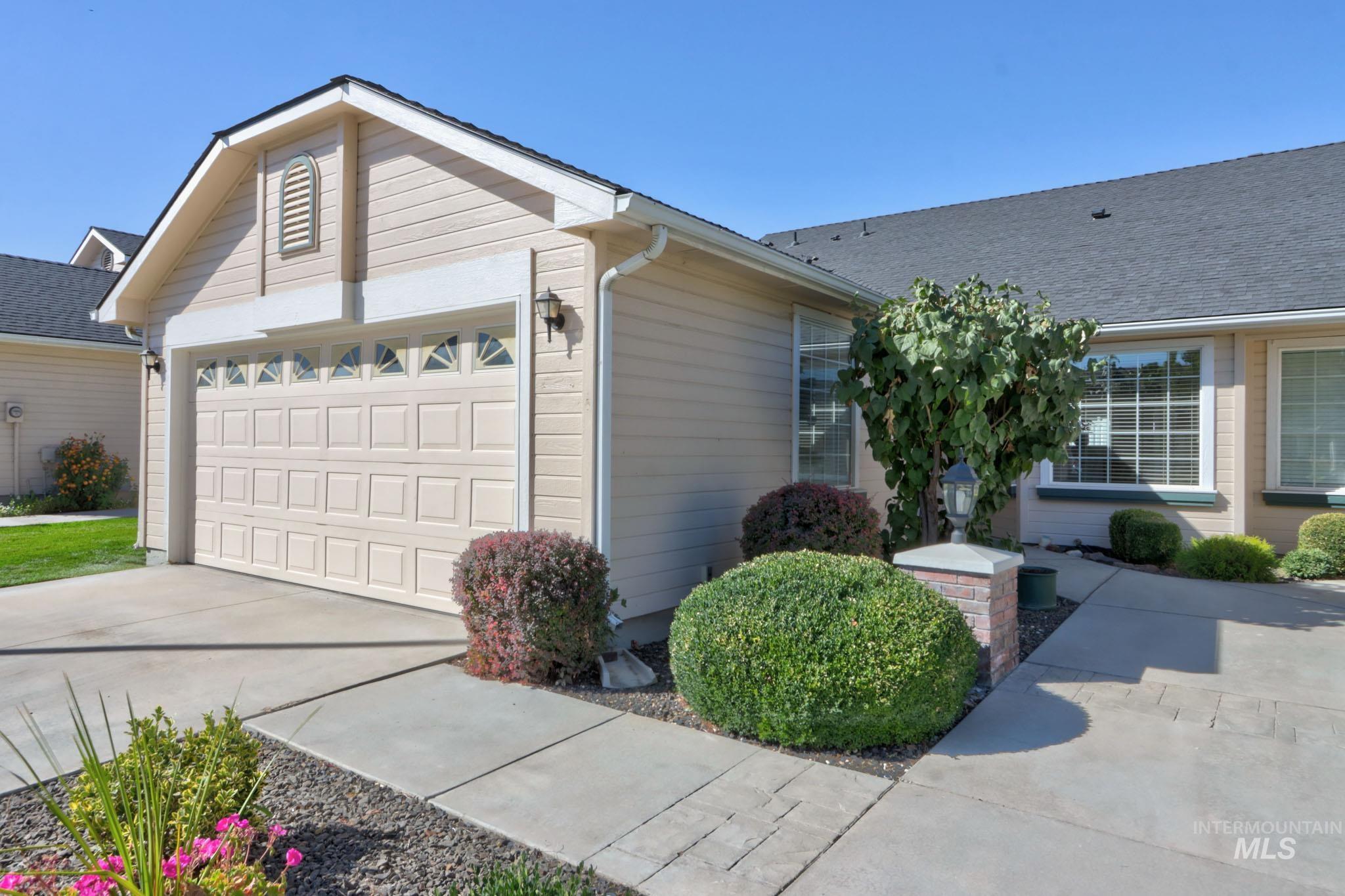 2645 N Englewood Way Property Photo 2