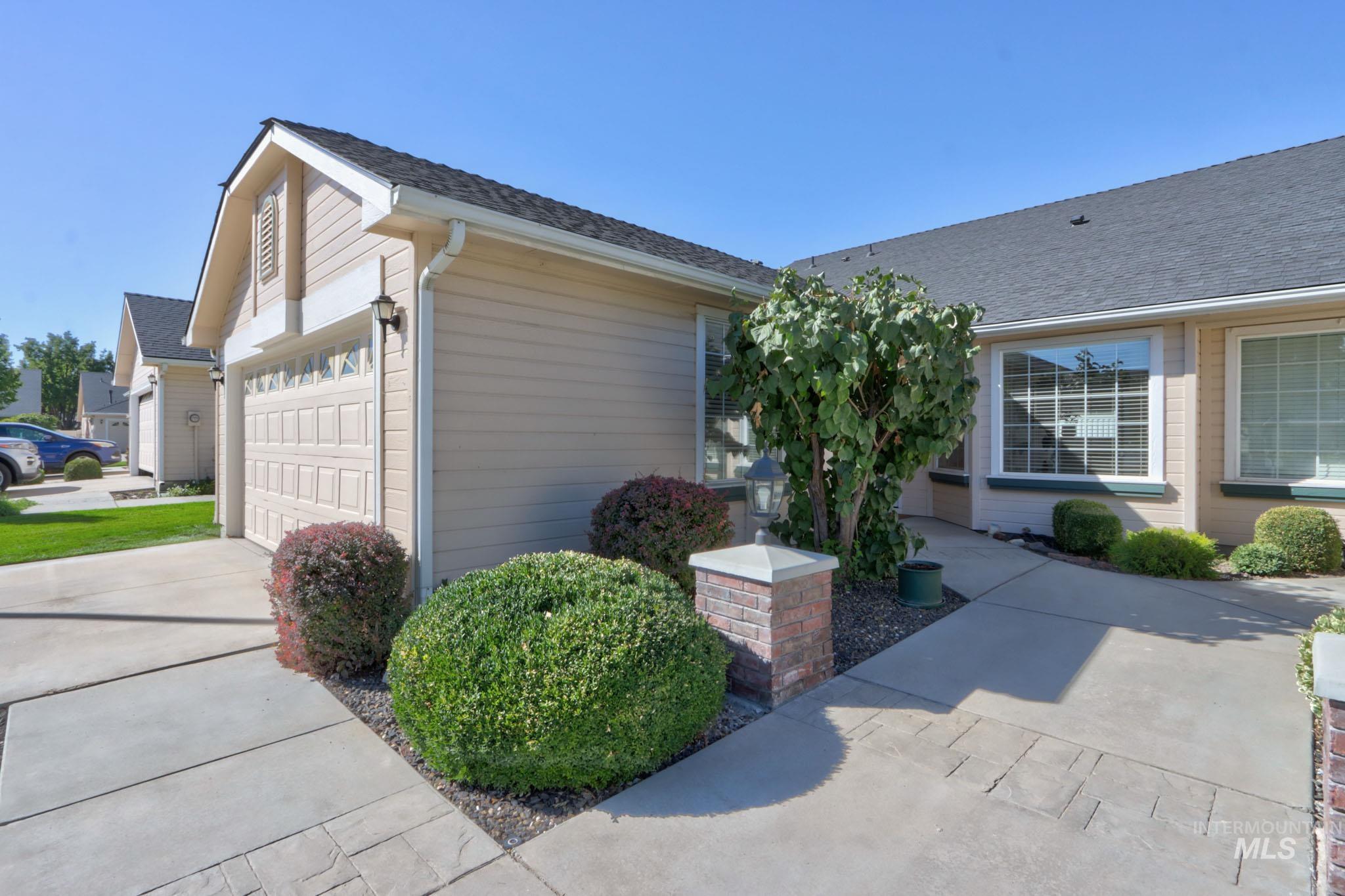 2645 N Englewood Way Property Photo 3