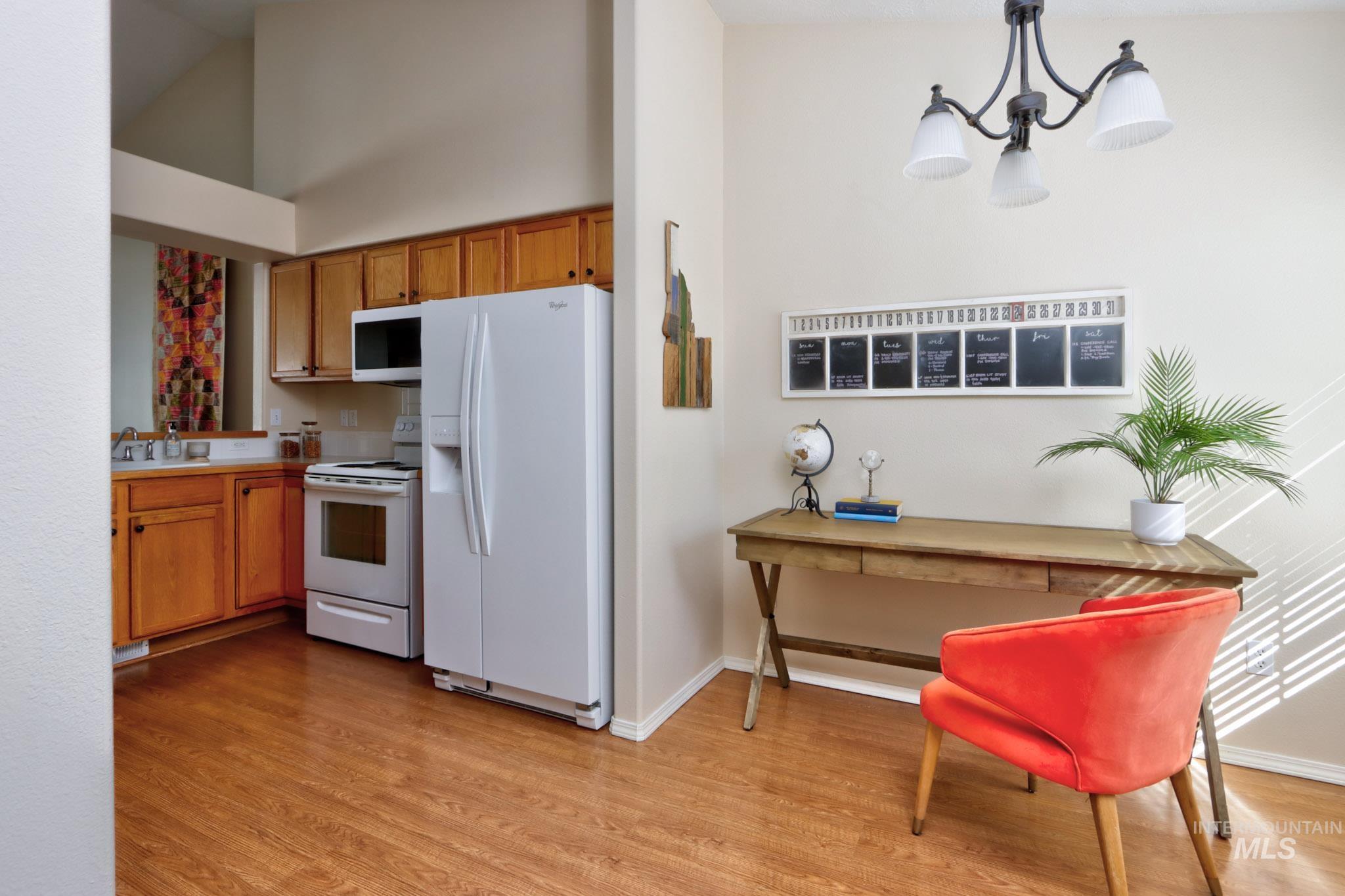 2645 N Englewood Way Property Photo 8