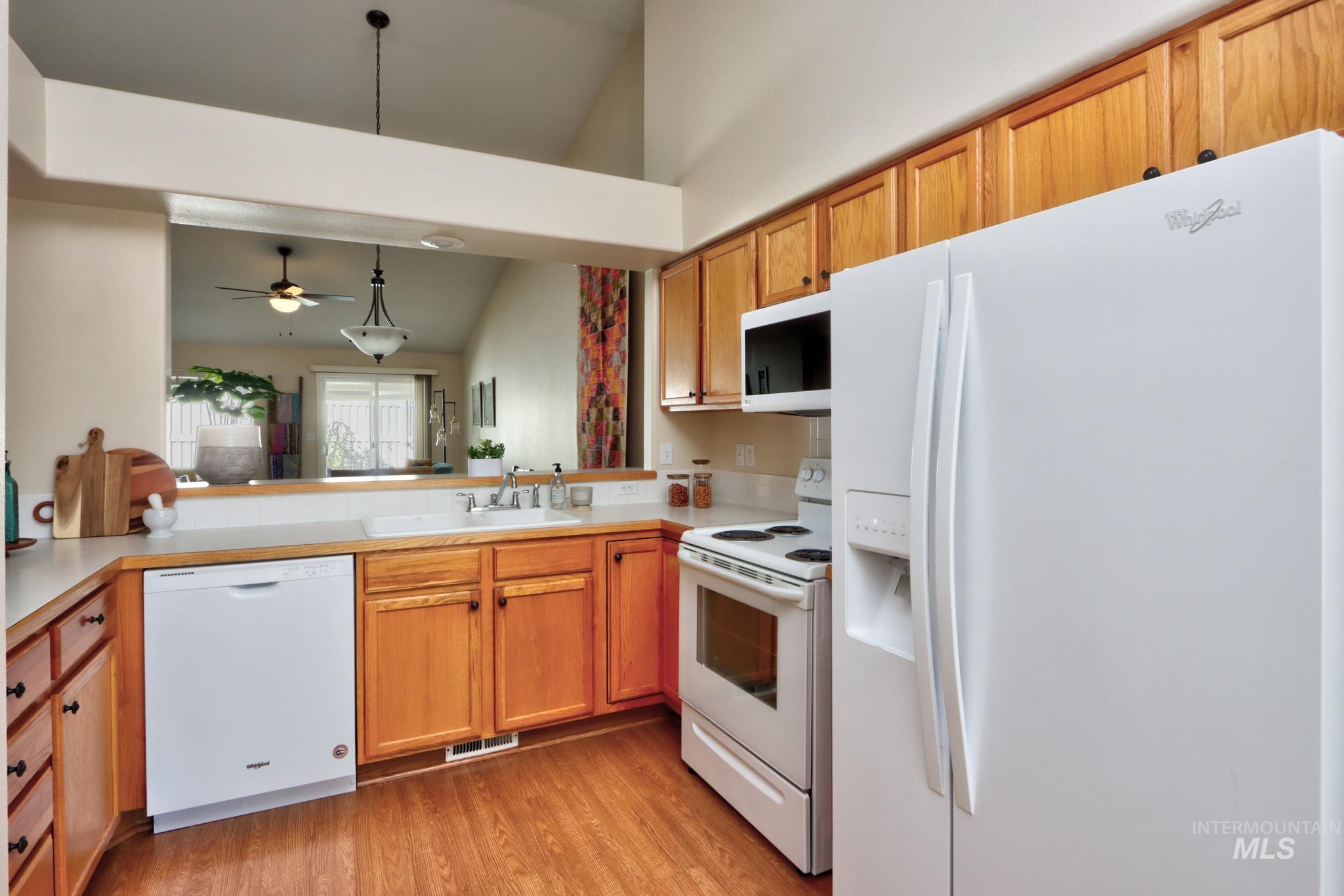 2645 N Englewood Way Property Photo 9