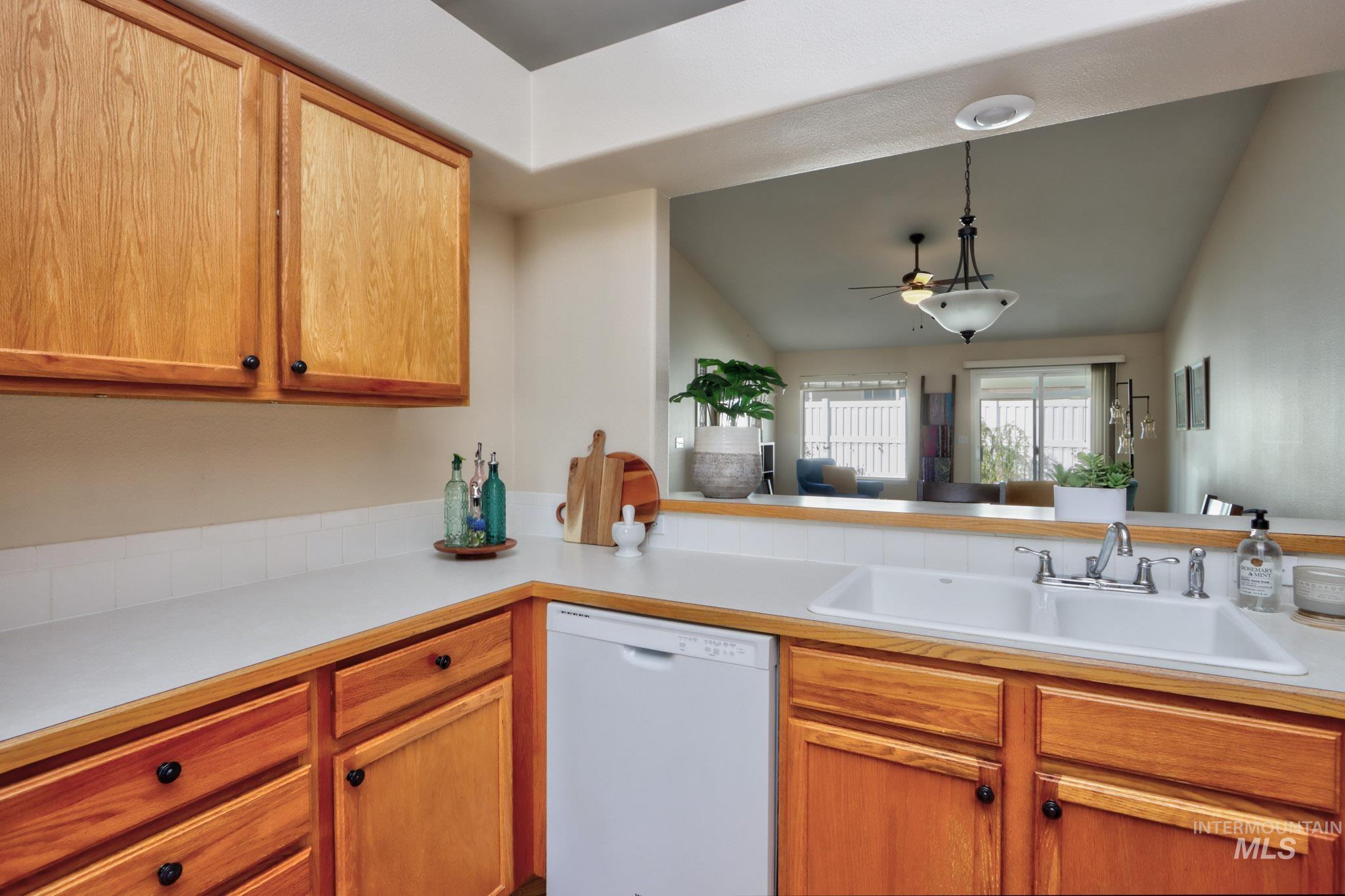 2645 N Englewood Way Property Photo 10