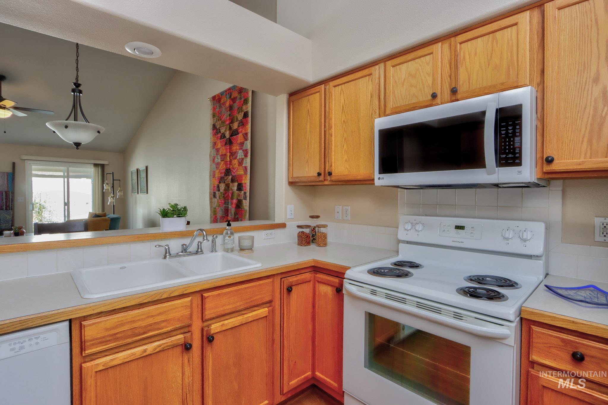 2645 N Englewood Way Property Photo 11