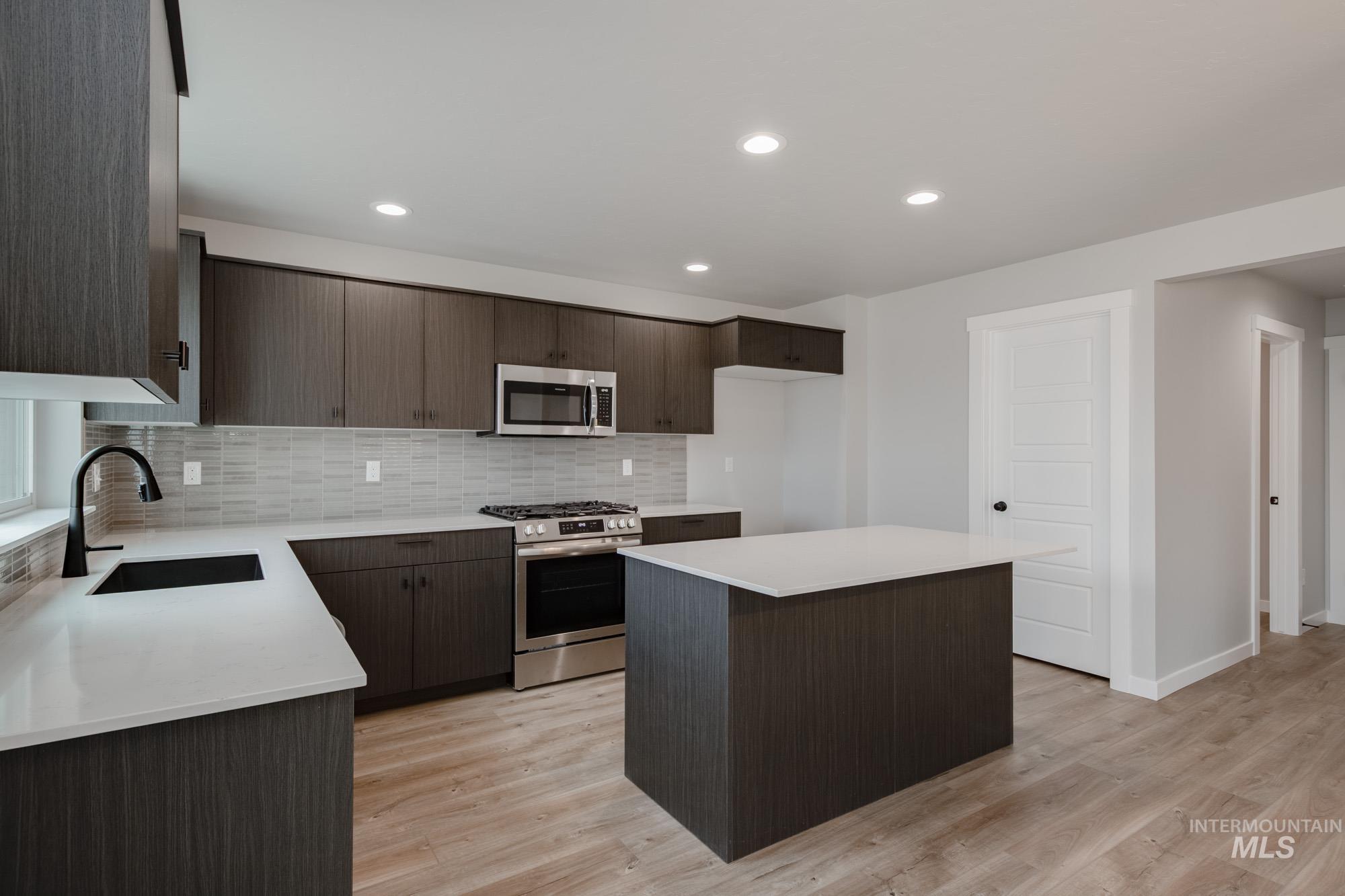 6301 W Naxos St Property Photo 3