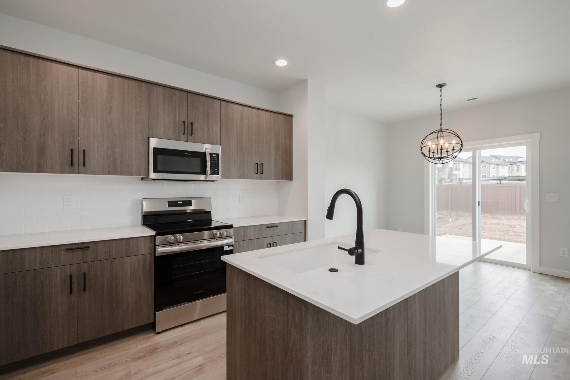 924 N Mirror Creek Way Property Photo 8