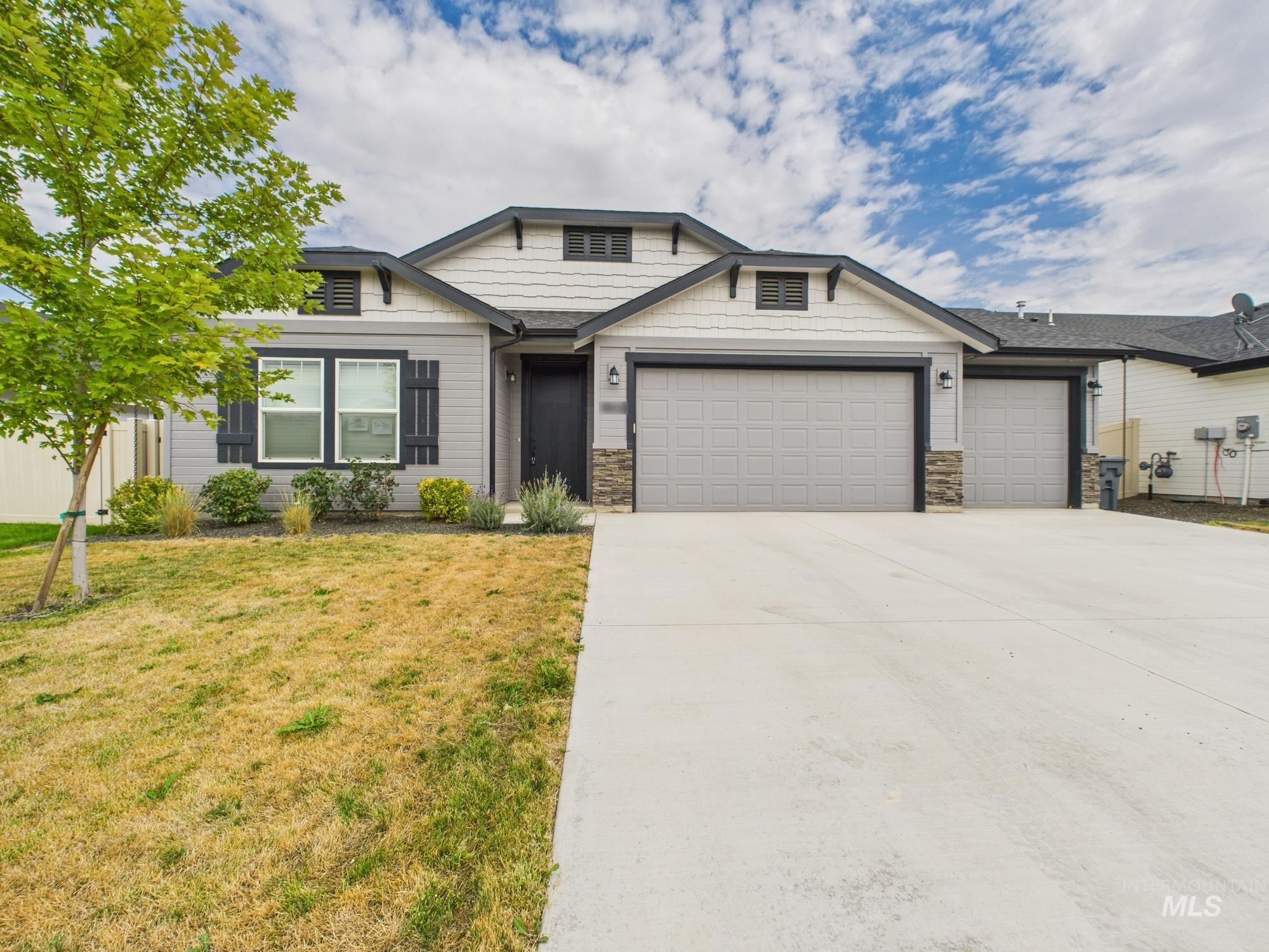 7602 E Iroquois St Property Photo 1