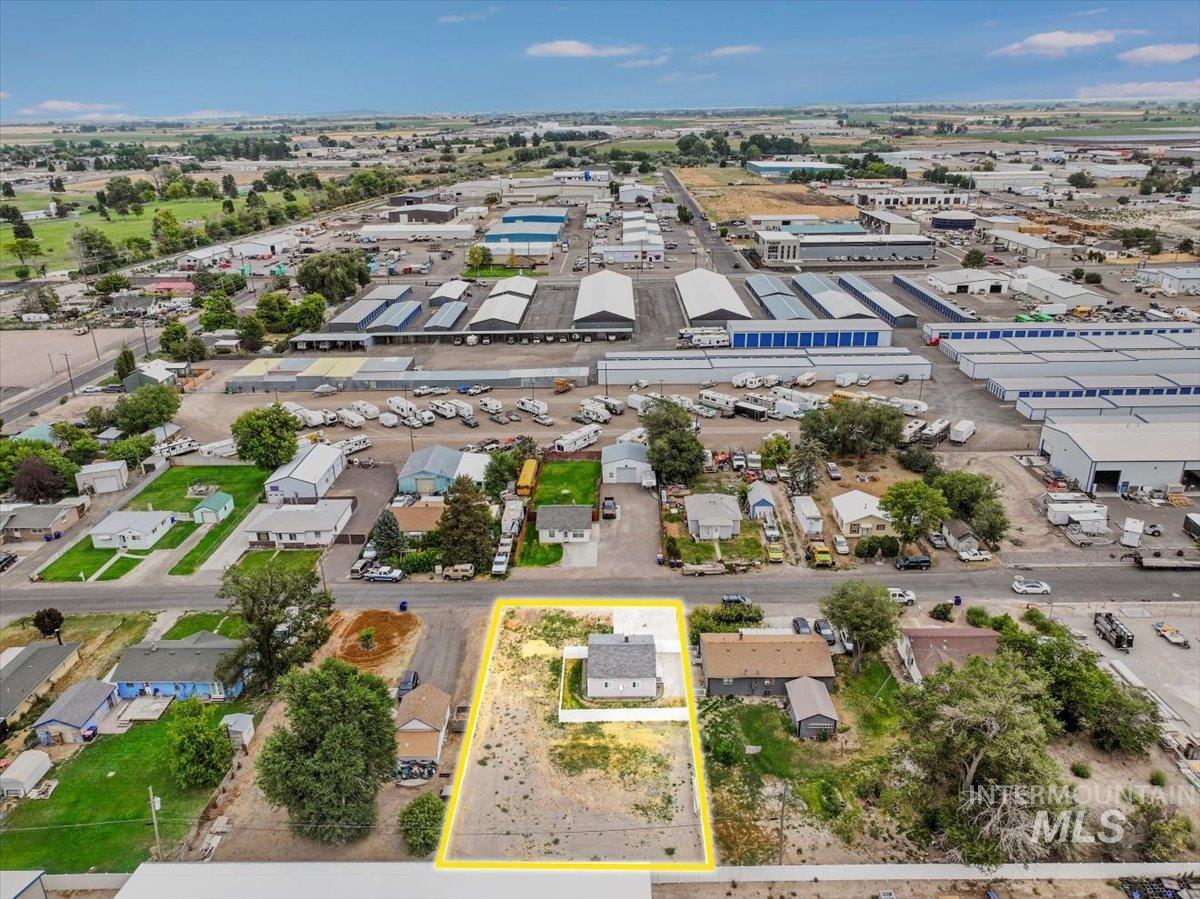 372 Madrin St Property Photo 3