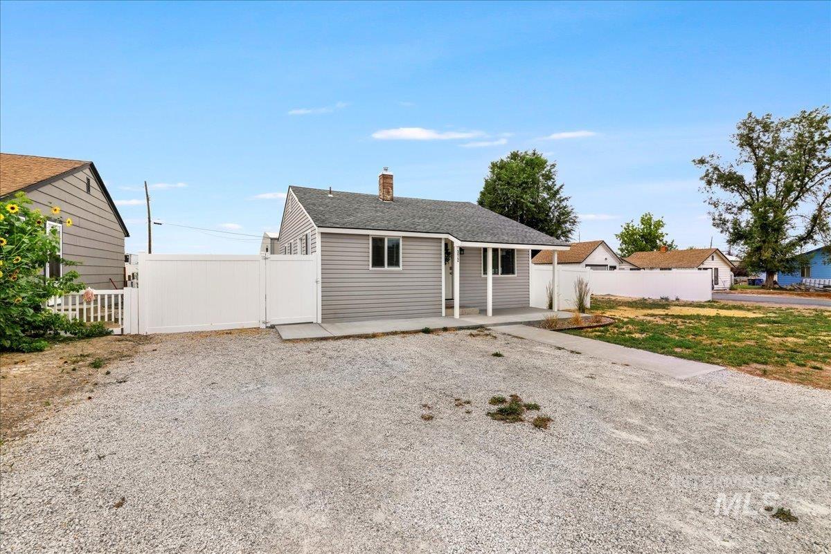 372 Madrin St Property Photo 5