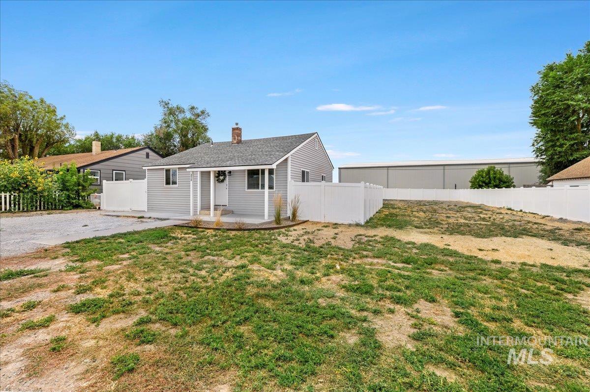 372 Madrin St Property Photo 6