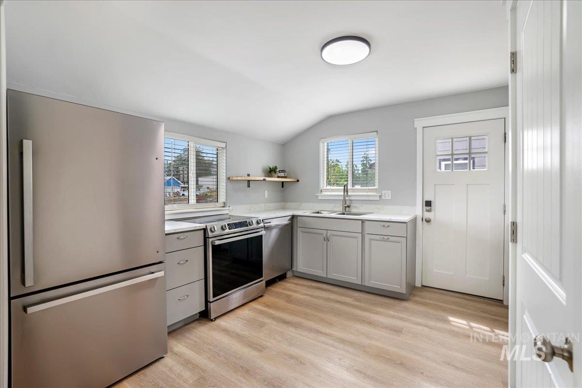 372 Madrin St Property Photo 10