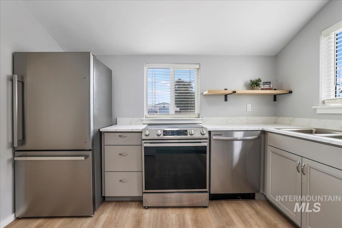 372 Madrin St Property Photo 11