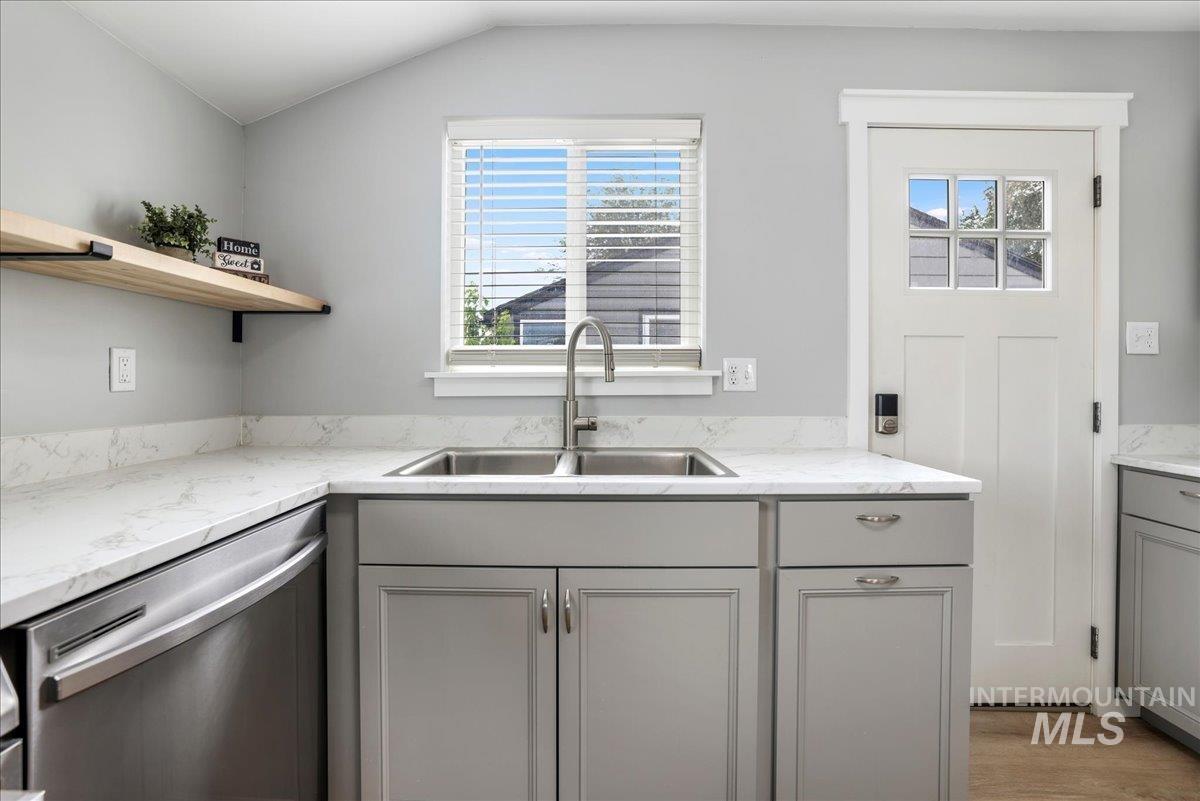 372 Madrin St Property Photo 12