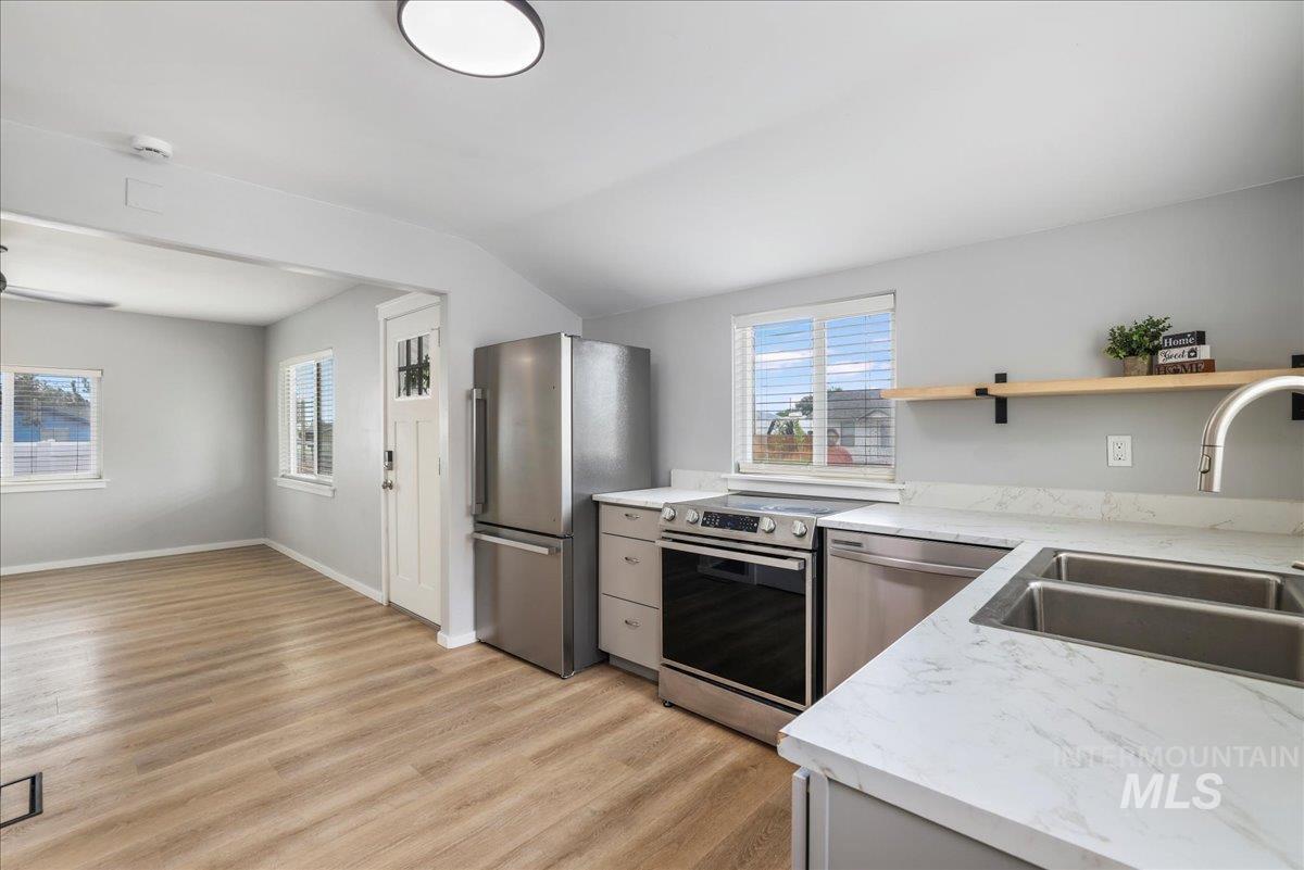 372 Madrin St Property Photo 13