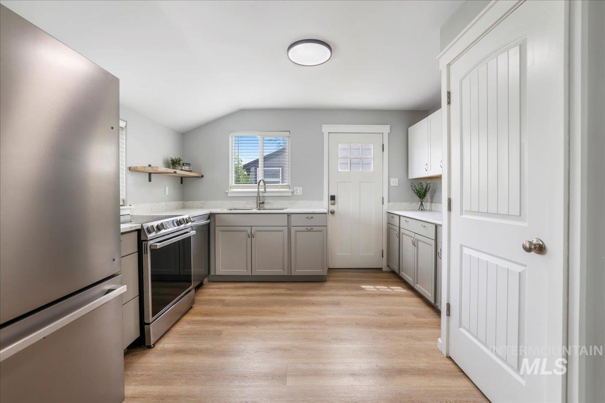 372 Madrin St Property Photo 14