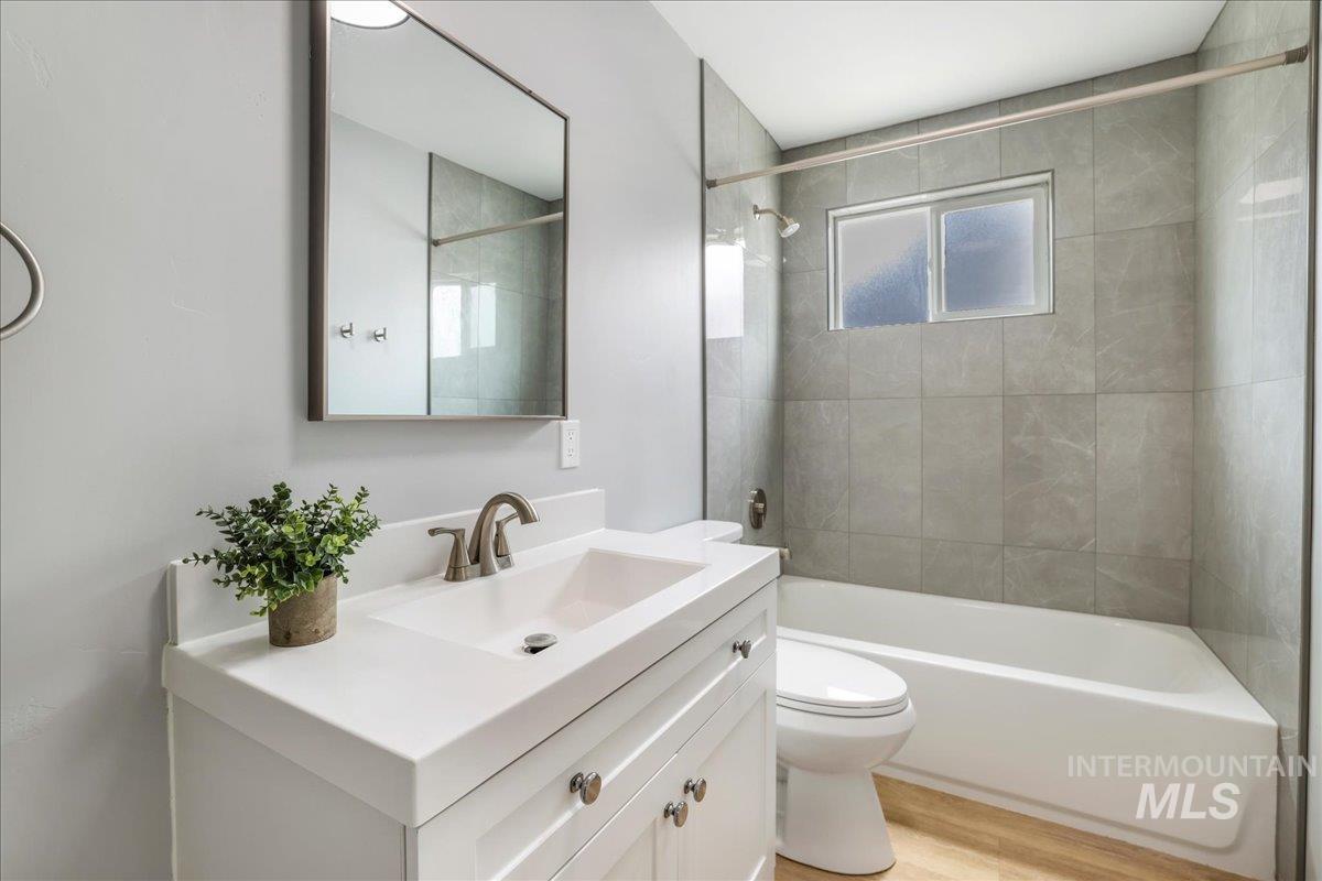 372 Madrin St Property Photo 16