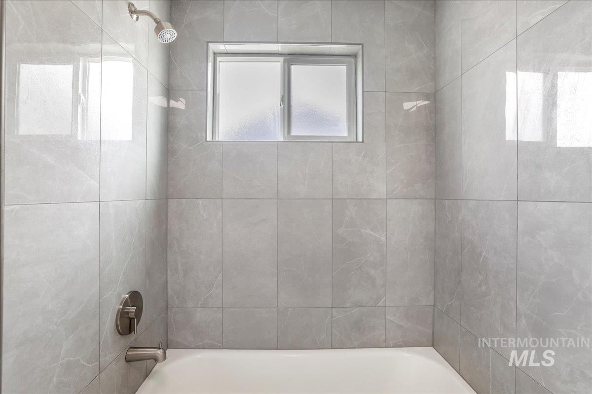 372 Madrin St Property Photo 17