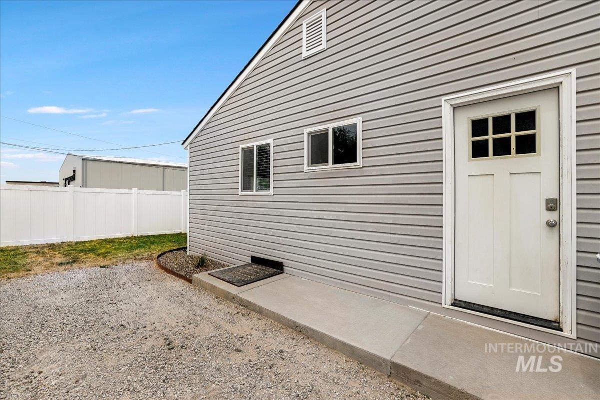 372 Madrin St Property Photo 23