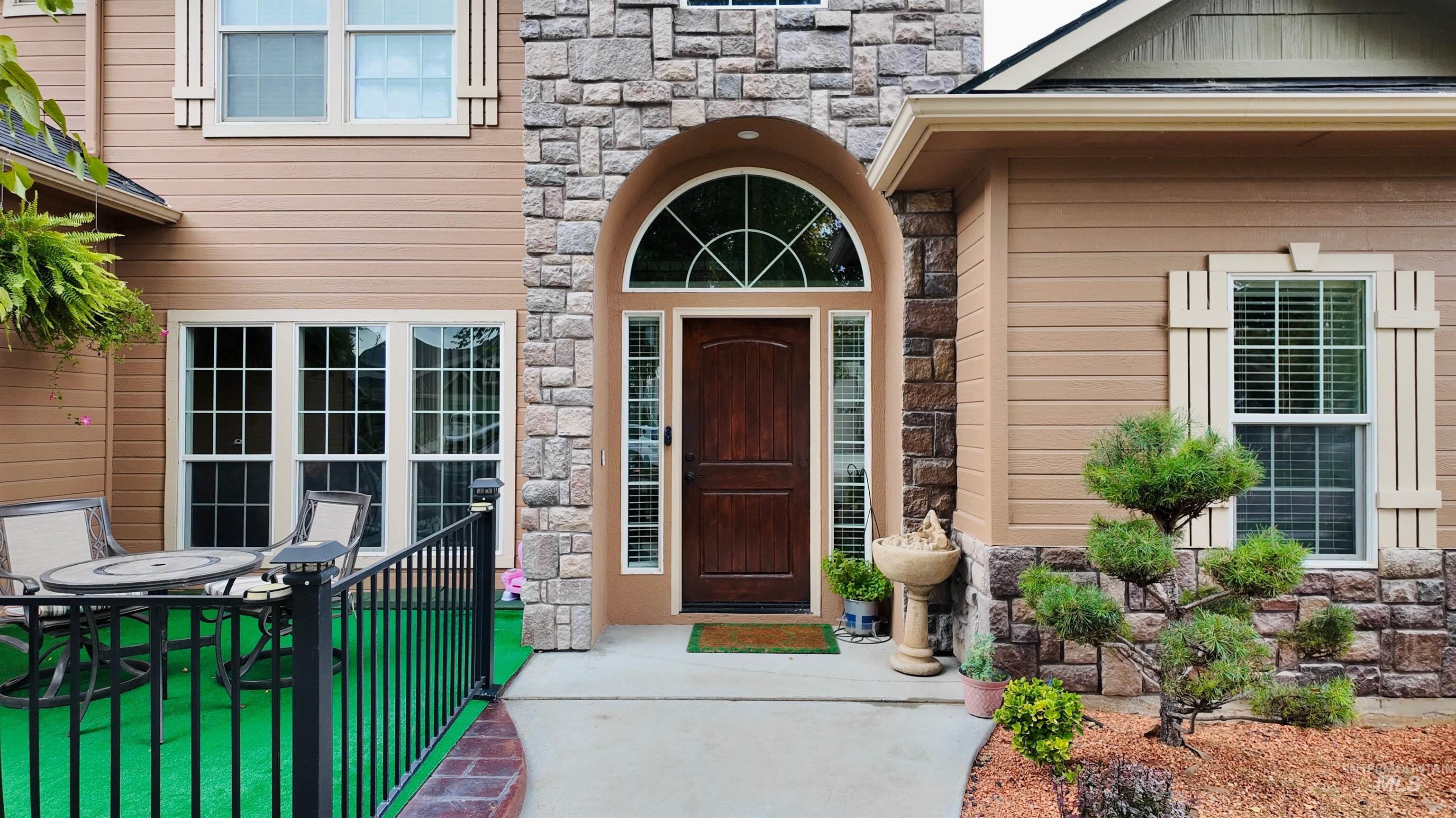 1011 S River Stone Property Photo 4