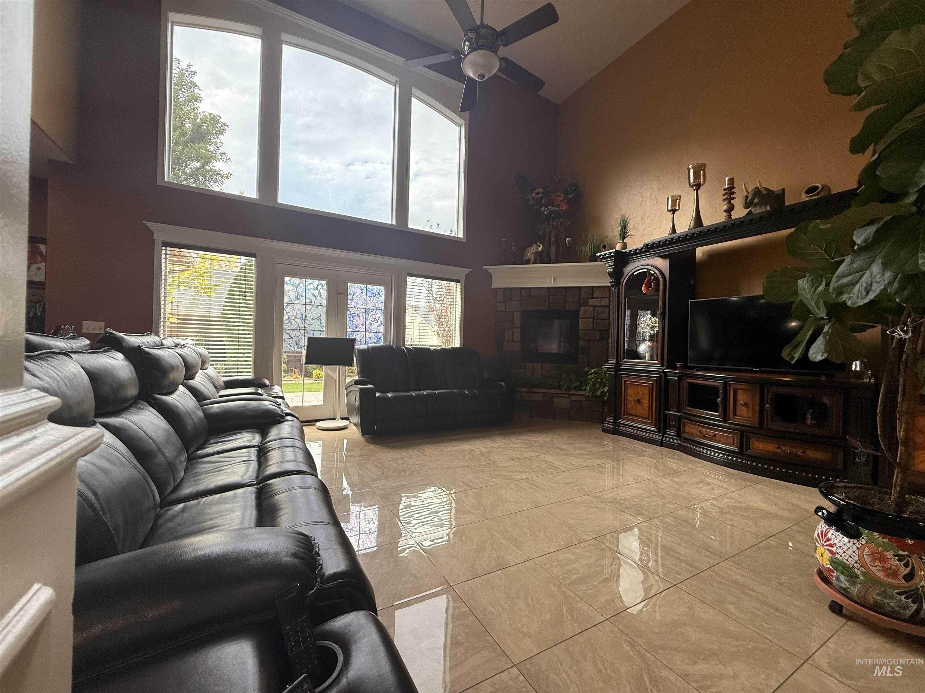 1011 S River Stone Property Photo 9