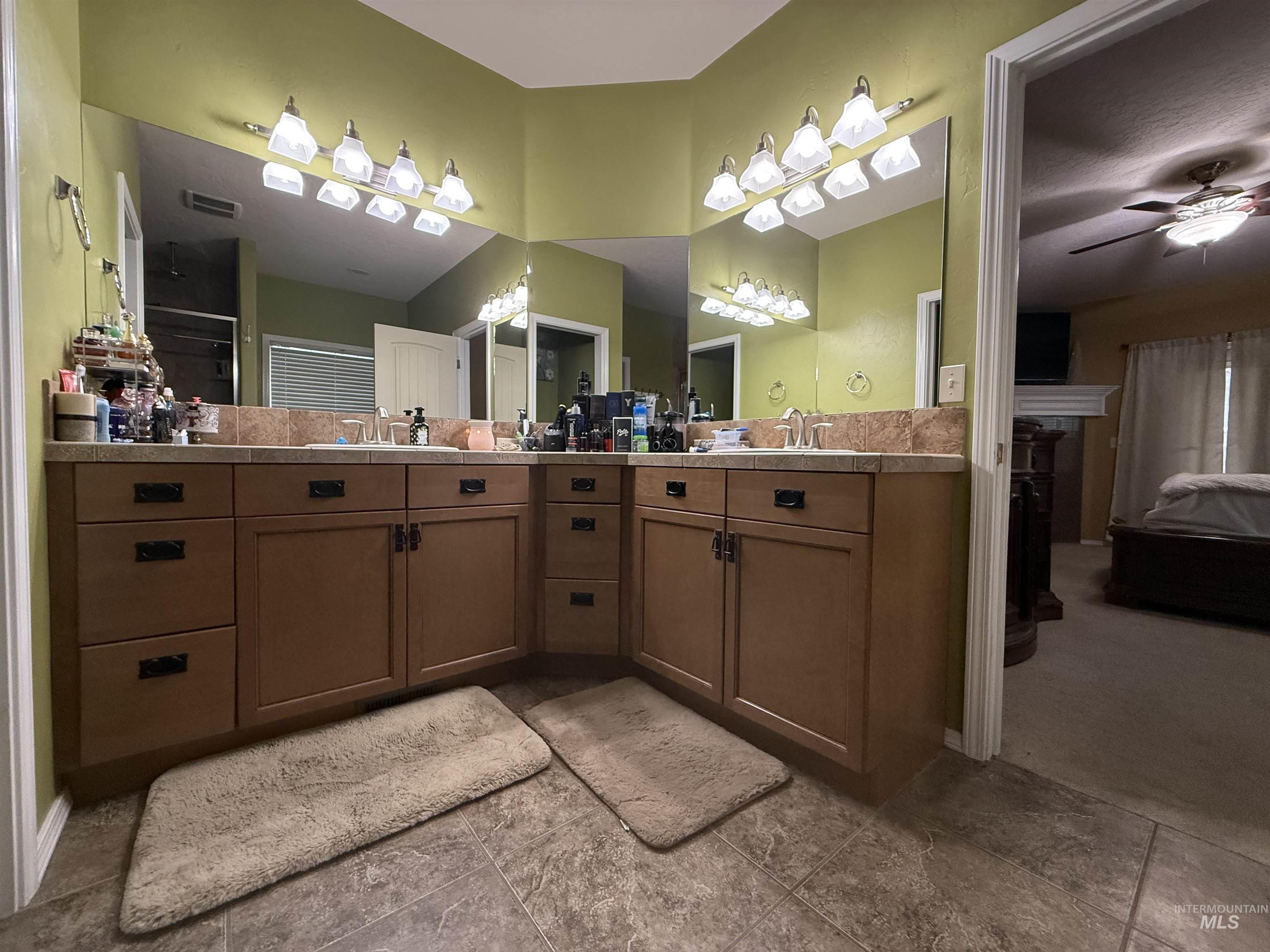 1011 S River Stone Property Photo 17