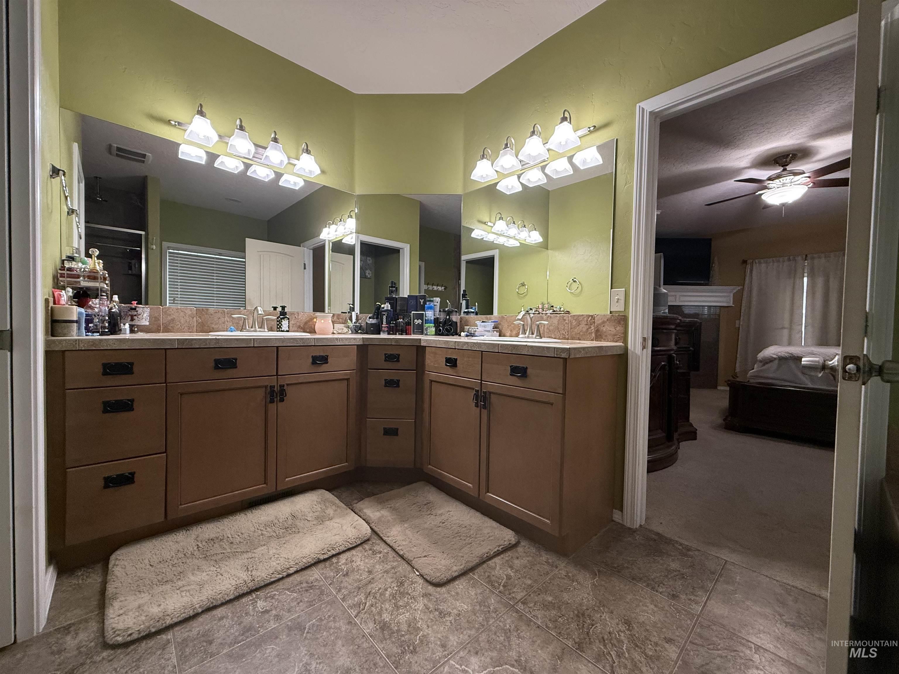 1011 S River Stone Property Photo 34