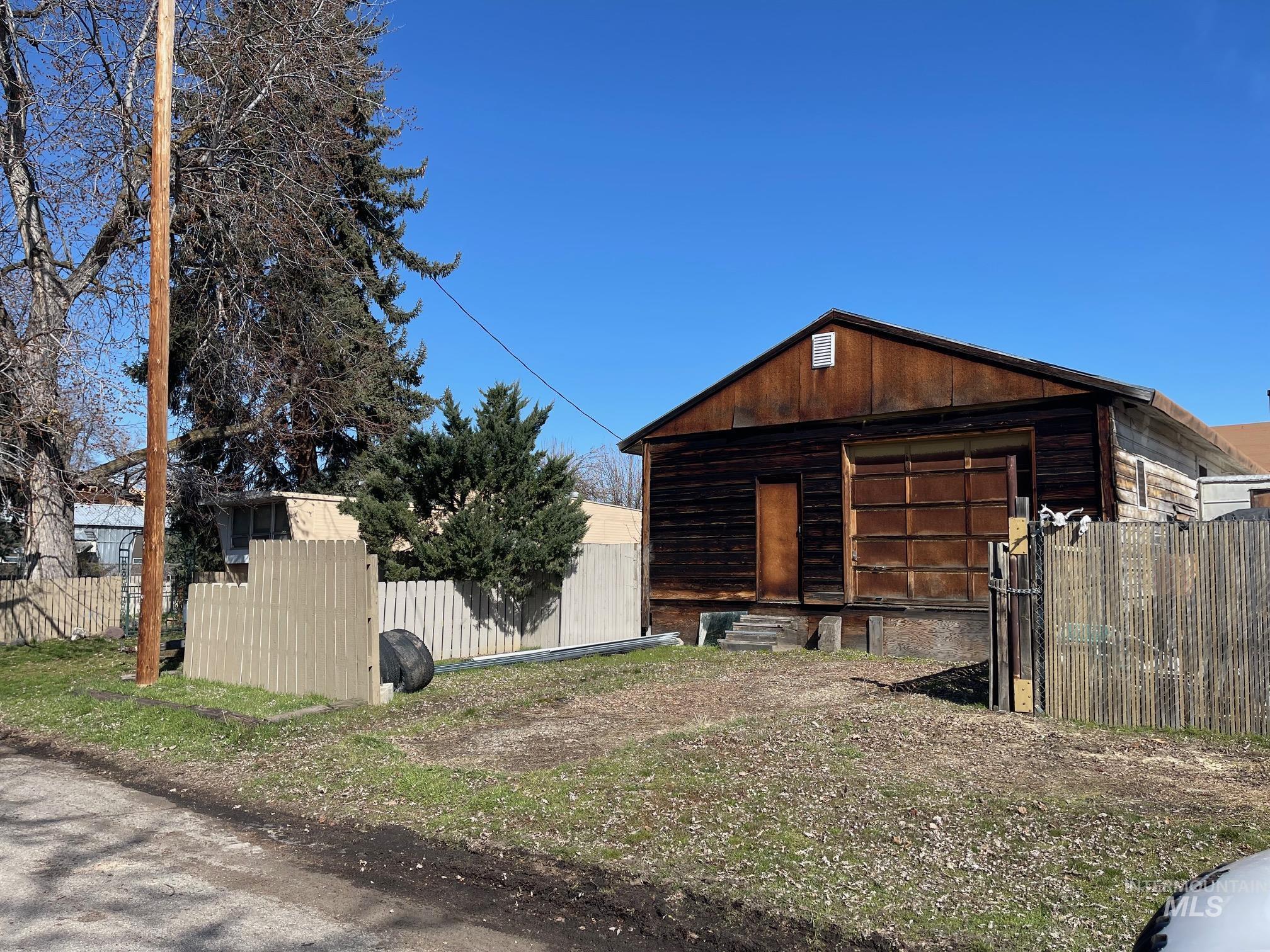 301 & 307 E 35th St Property Photo 8