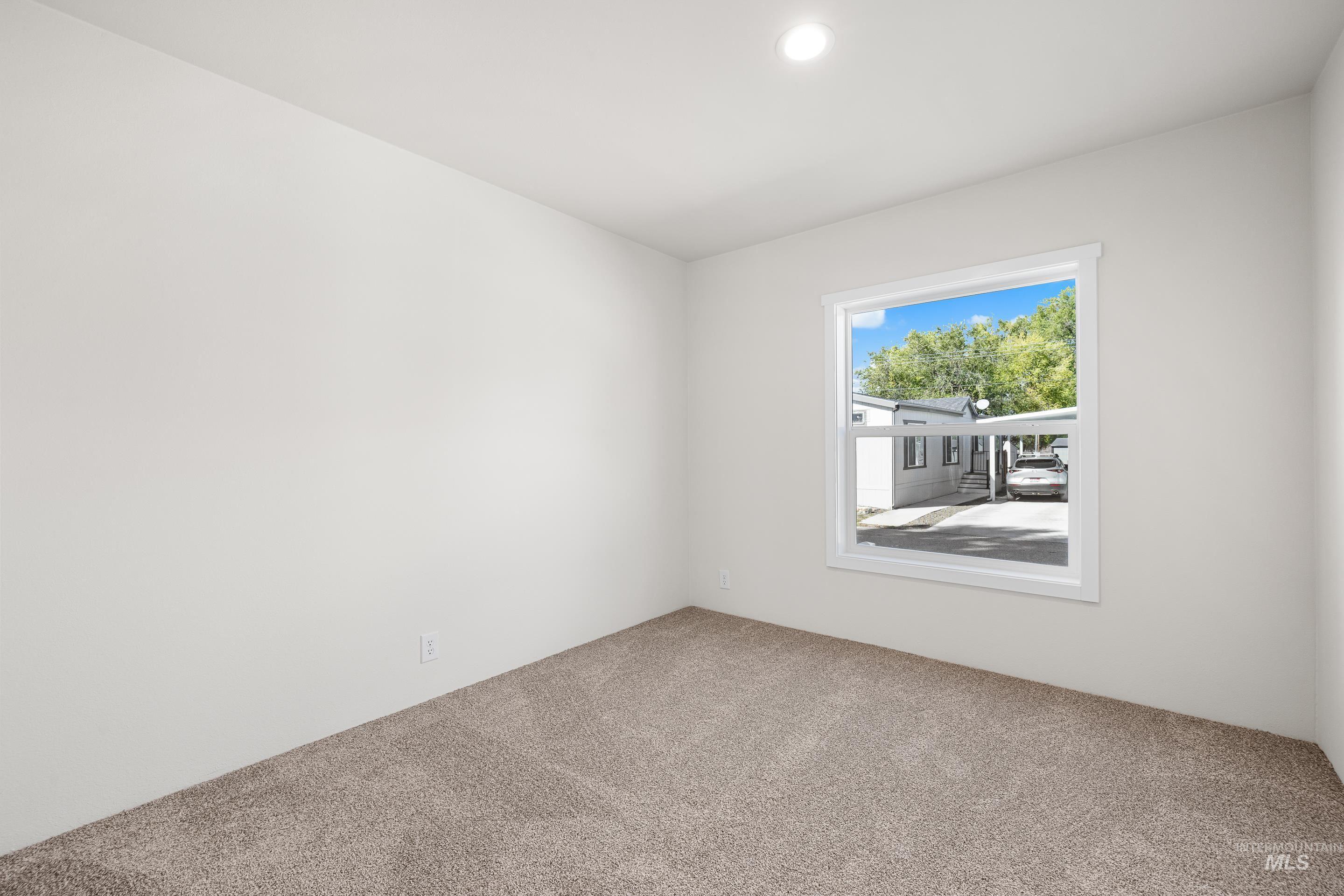 208 E 44th Property Photo 36