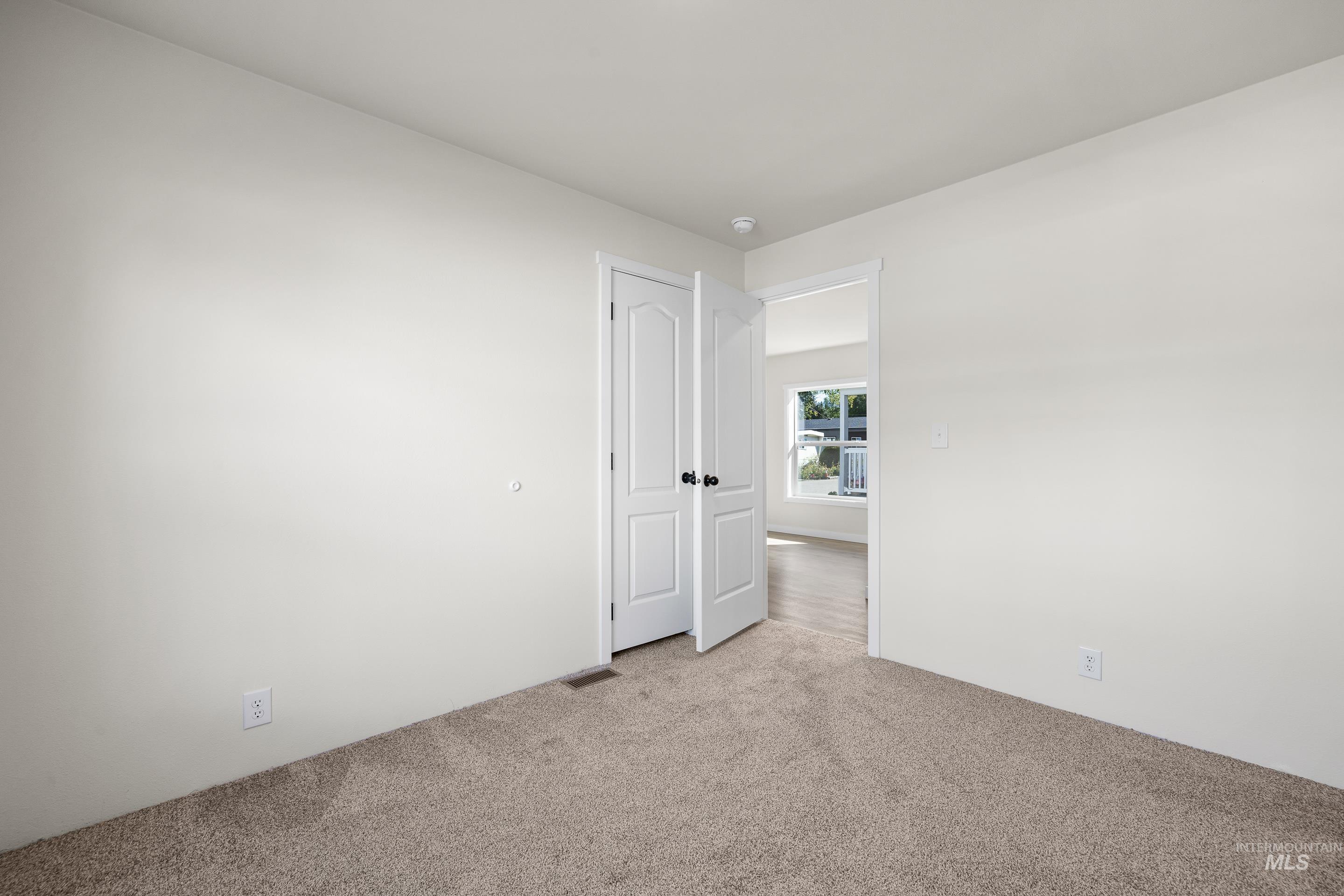 208 E 44th Property Photo 37